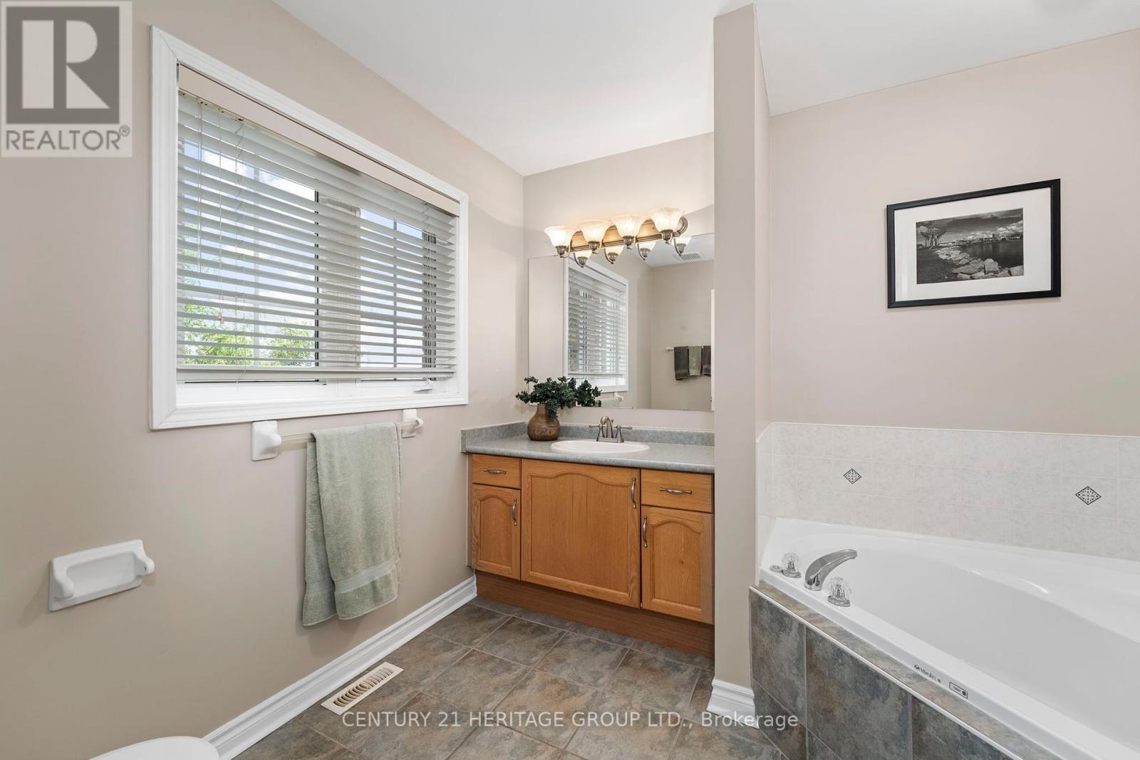 214 Melbourne Drive, Bradford West Gwillimbury, Ontario  L3Z 2Y8 - Photo 24 - N12423951