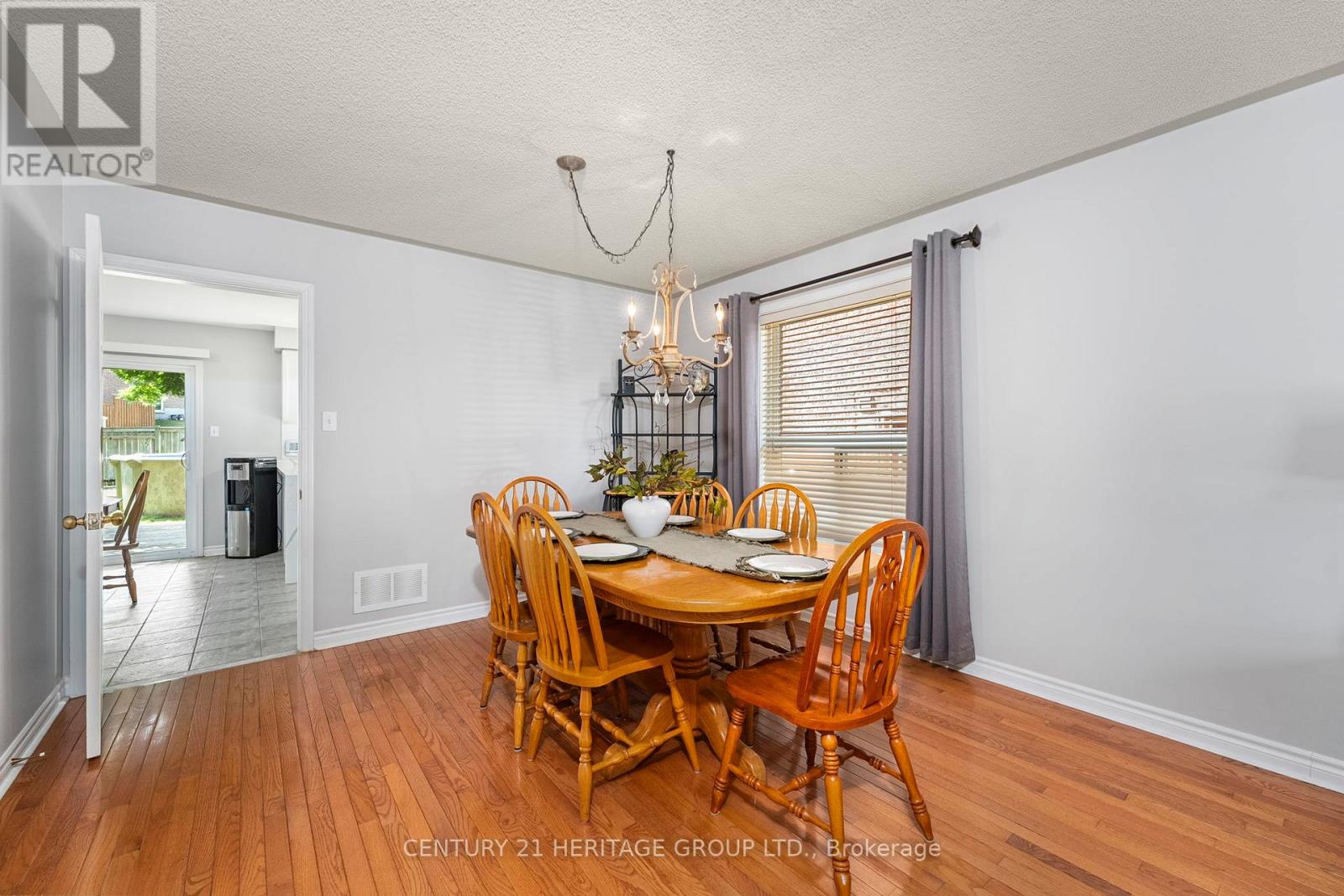 214 Melbourne Drive, Bradford West Gwillimbury, Ontario  L3Z 2Y8 - Photo 6 - N12423951