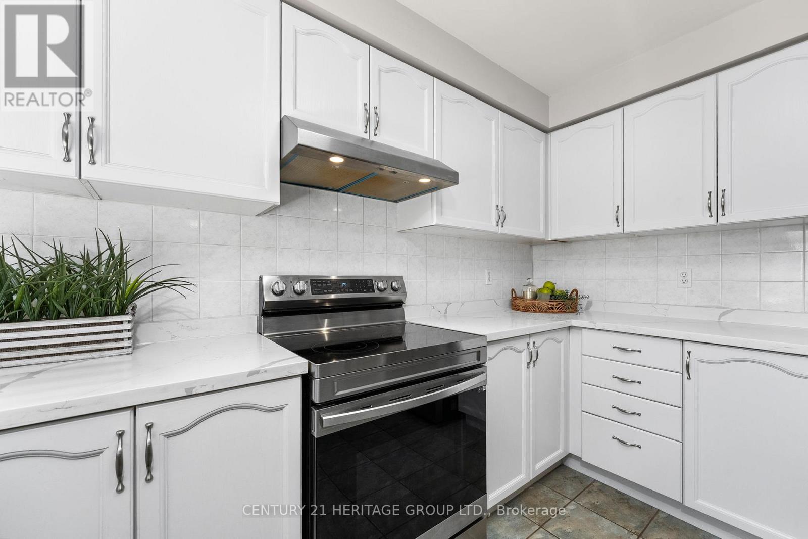 214 Melbourne Drive, Bradford West Gwillimbury, Ontario  L3Z 2Y8 - Photo 9 - N12423951