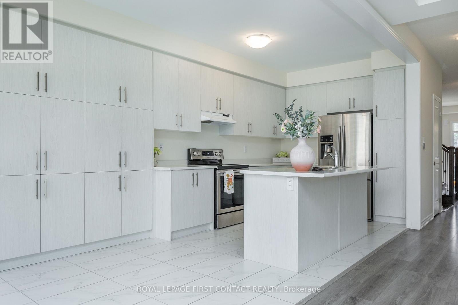 86 Kenneth Rogers Crescent, East Gwillimbury, Ontario  L9N 1S5 - Photo 7 - N12424043