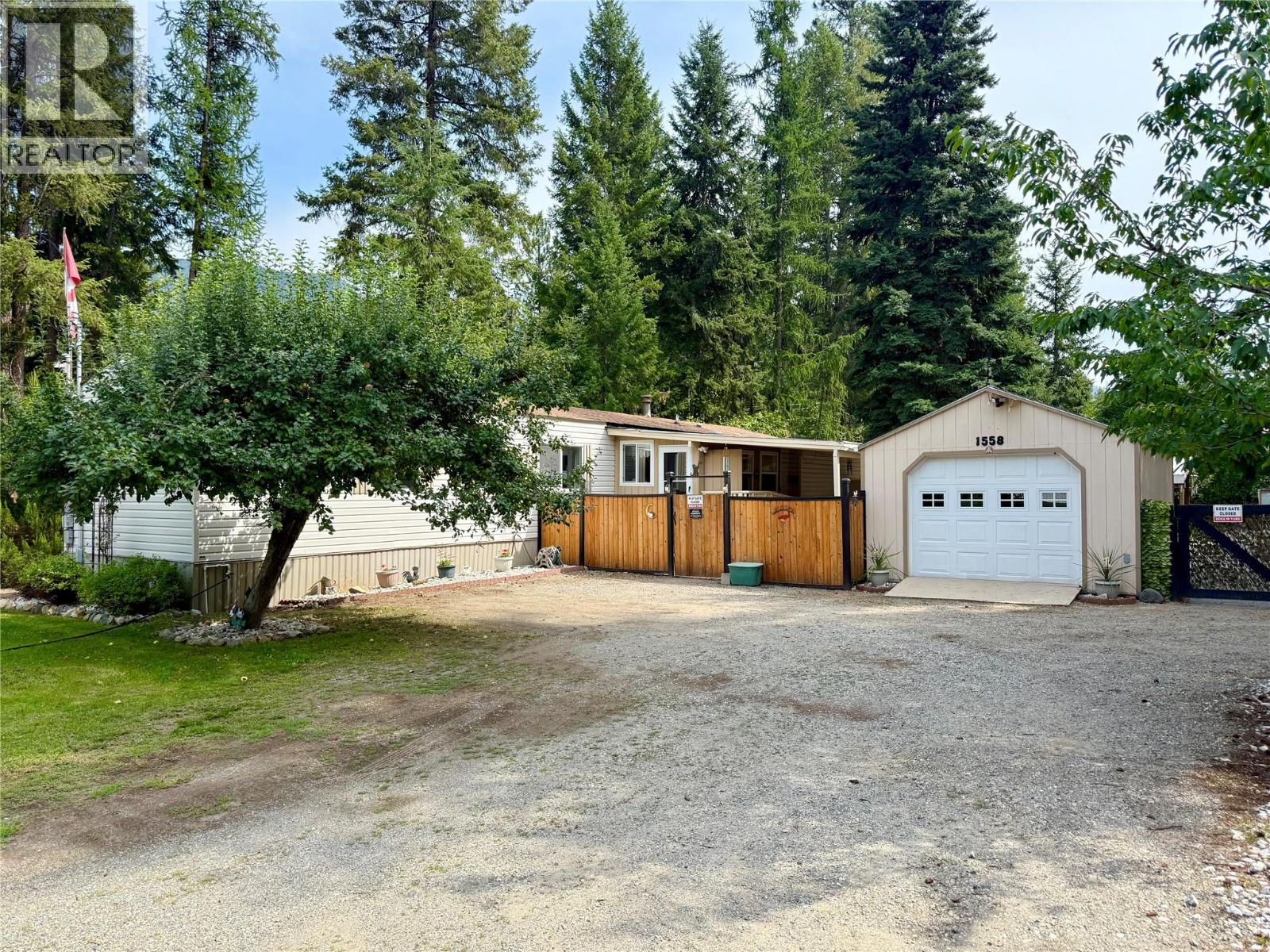 1558 Thompson Road, Christina Lake, British Columbia  V0H 1E0 - Photo 3 - 10360621