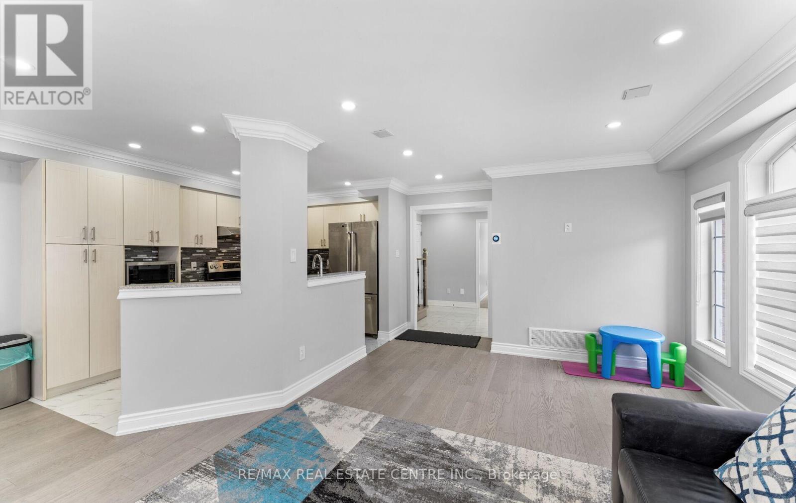 32 - 32 Viewcrest Circle, Toronto (West Humber-Clairville), Ontario  M9W 7G5 - Photo 10 - W12424005
