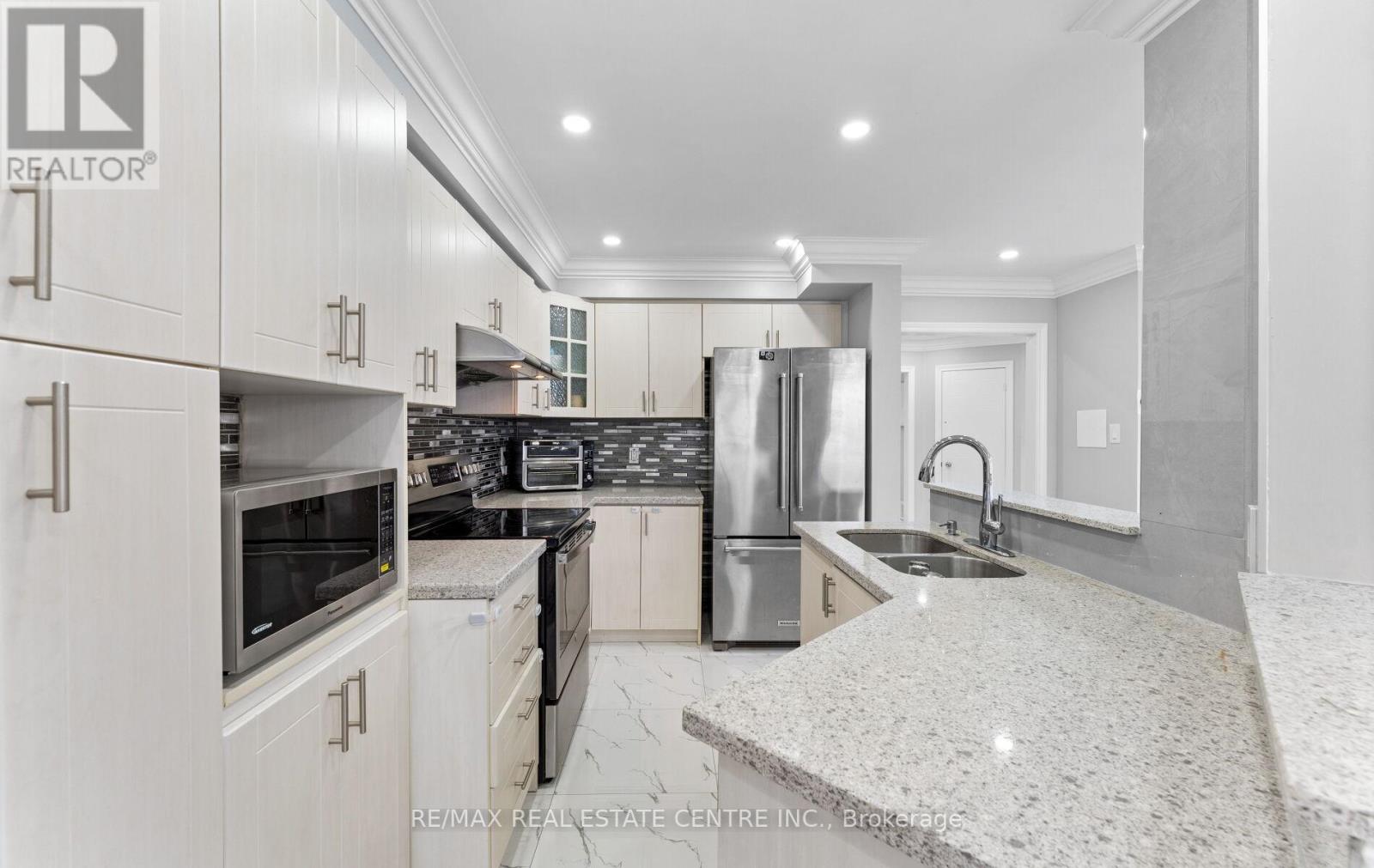 32 - 32 Viewcrest Circle, Toronto (West Humber-Clairville), Ontario  M9W 7G5 - Photo 13 - W12424005