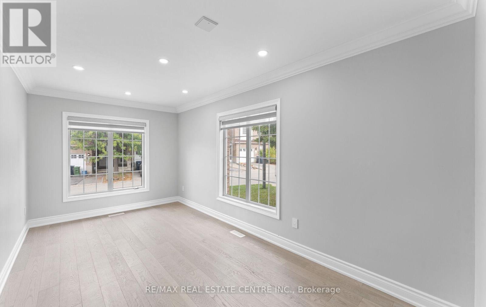 32 - 32 Viewcrest Circle, Toronto (West Humber-Clairville), Ontario  M9W 7G5 - Photo 15 - W12424005
