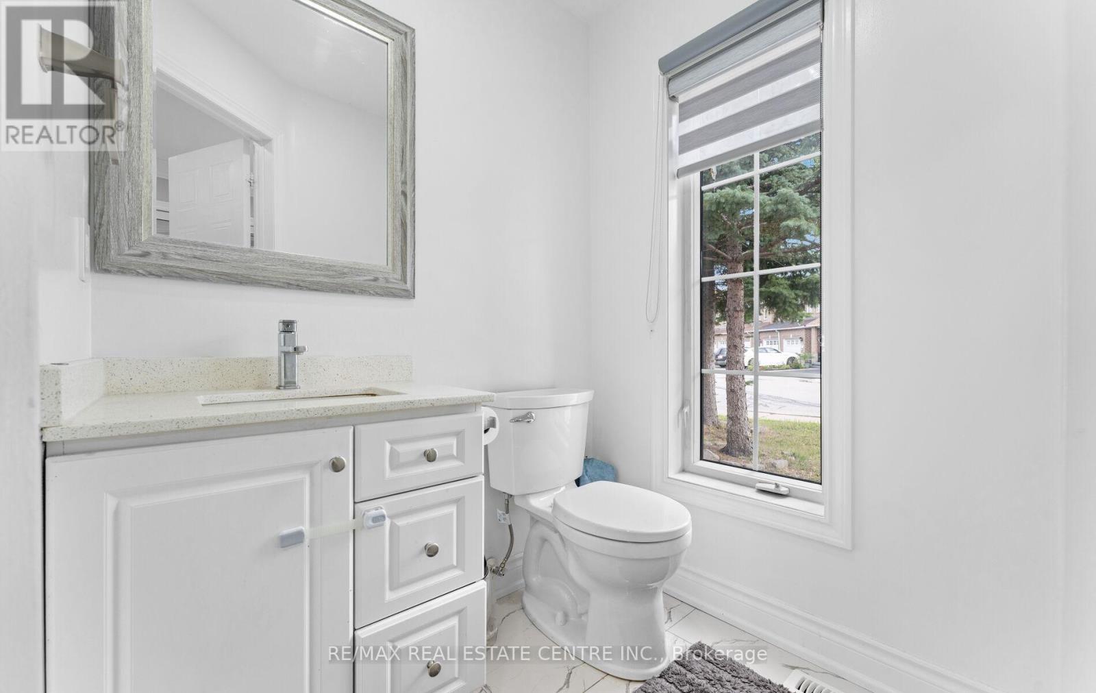 32 - 32 Viewcrest Circle, Toronto (West Humber-Clairville), Ontario  M9W 7G5 - Photo 17 - W12424005