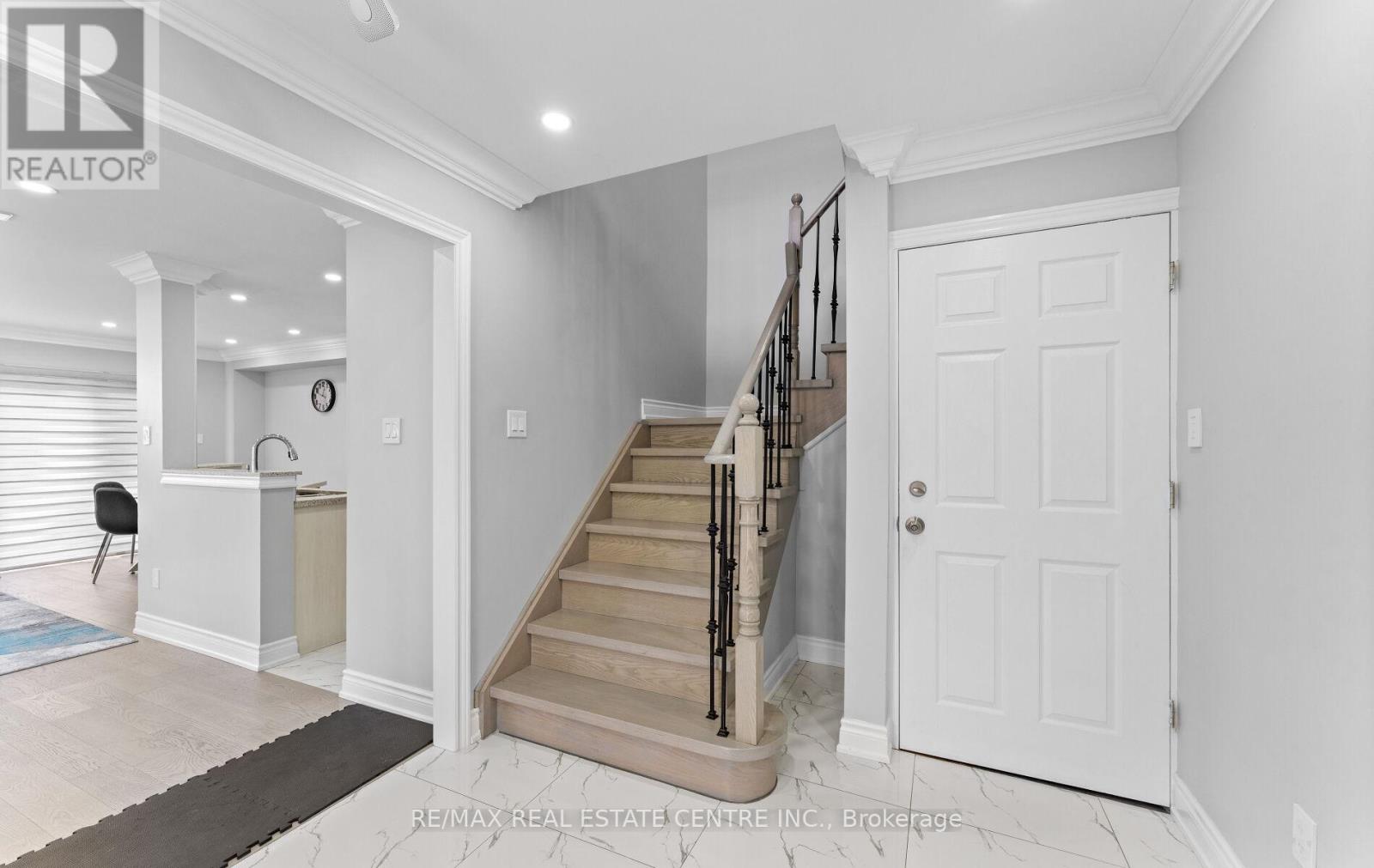 32 - 32 Viewcrest Circle, Toronto (West Humber-Clairville), Ontario  M9W 7G5 - Photo 18 - W12424005