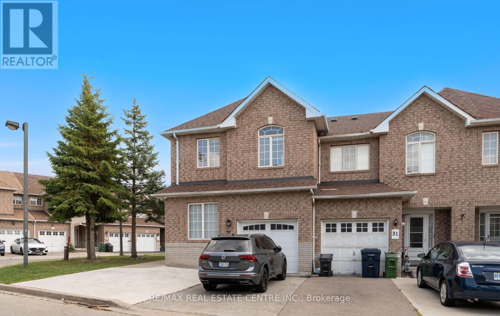 32 - 32 Viewcrest Circle, Toronto (West Humber-Clairville), Ontario  M9W 7G5 - Photo 2 - W12424005