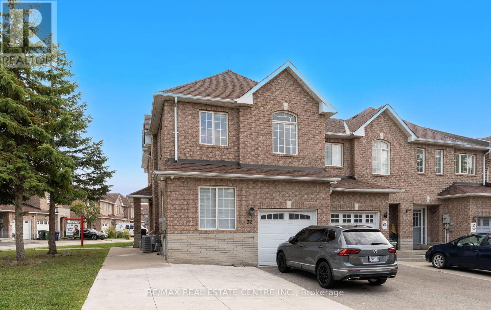 32 - 32 Viewcrest Circle, Toronto (West Humber-Clairville), Ontario  M9W 7G5 - Photo 3 - W12424005