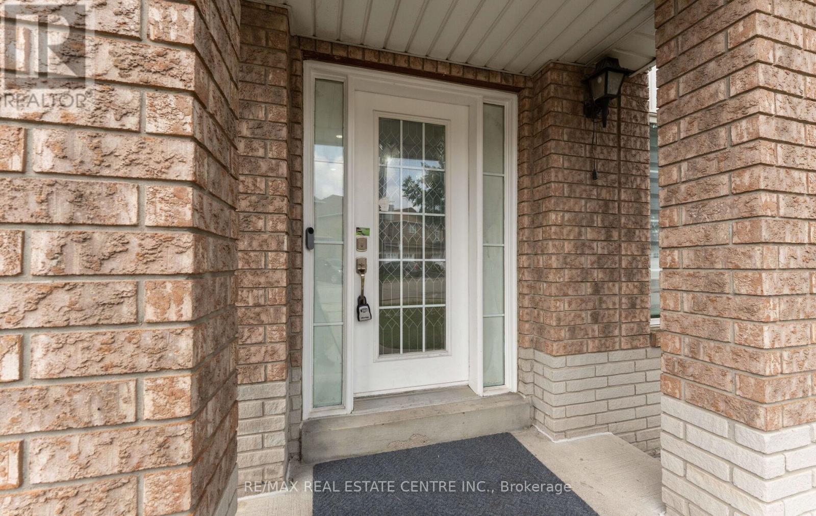 32 - 32 Viewcrest Circle, Toronto (West Humber-Clairville), Ontario  M9W 7G5 - Photo 4 - W12424005