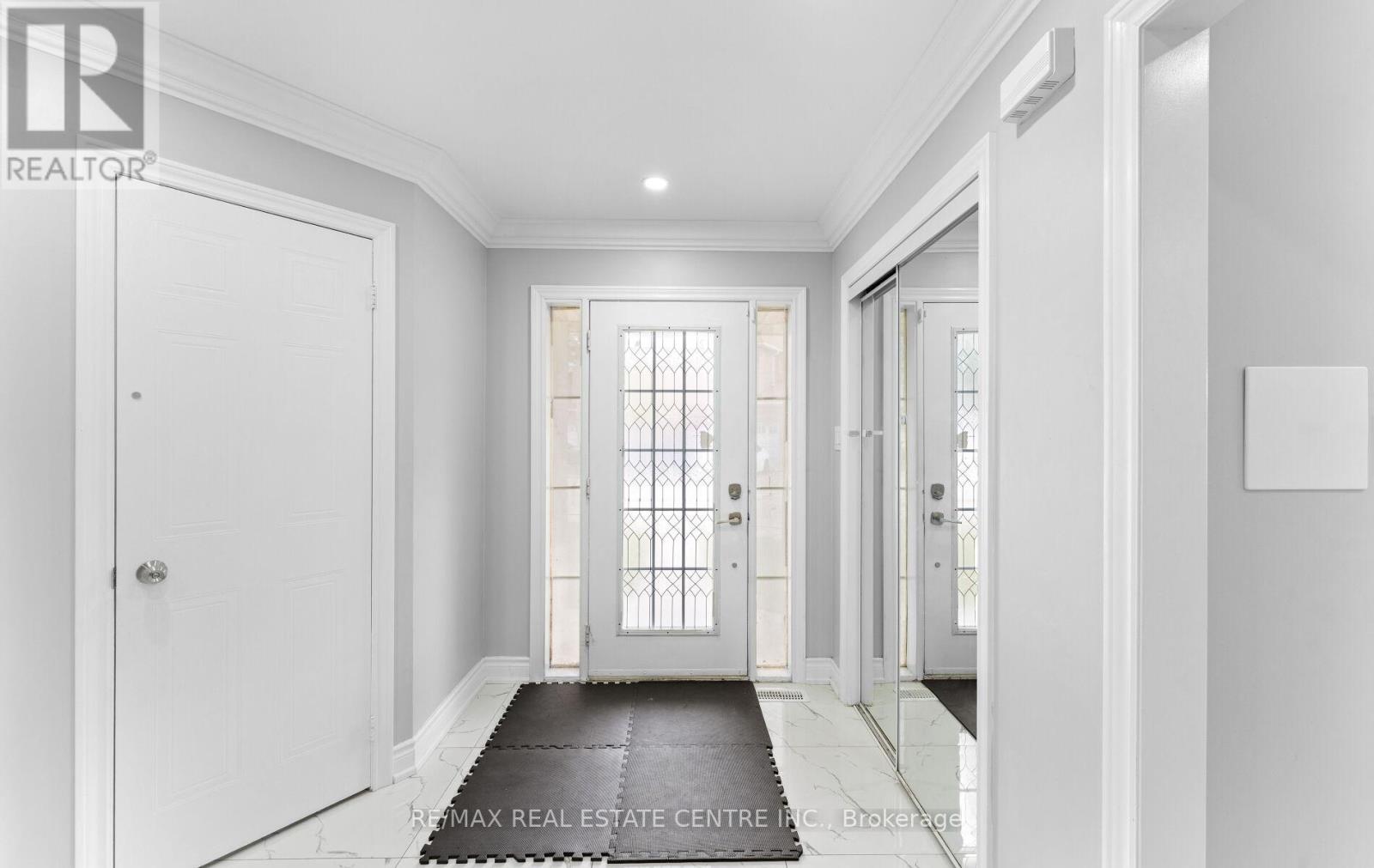 32 - 32 Viewcrest Circle, Toronto (West Humber-Clairville), Ontario  M9W 7G5 - Photo 5 - W12424005