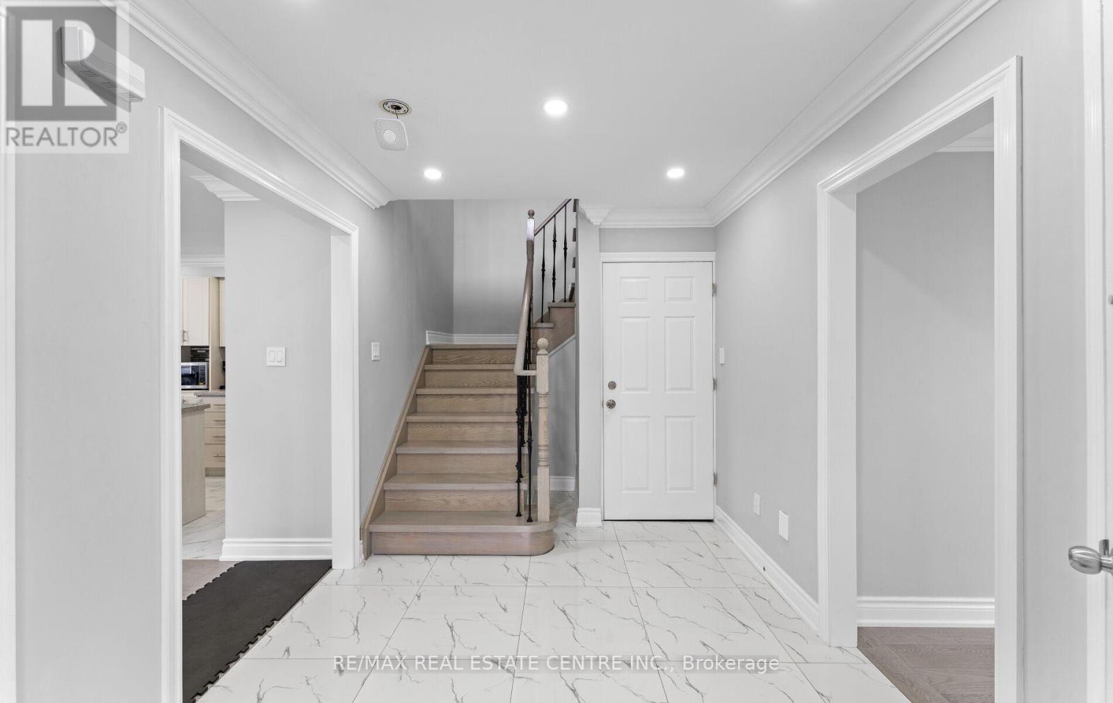 32 - 32 Viewcrest Circle, Toronto (West Humber-Clairville), Ontario  M9W 7G5 - Photo 6 - W12424005