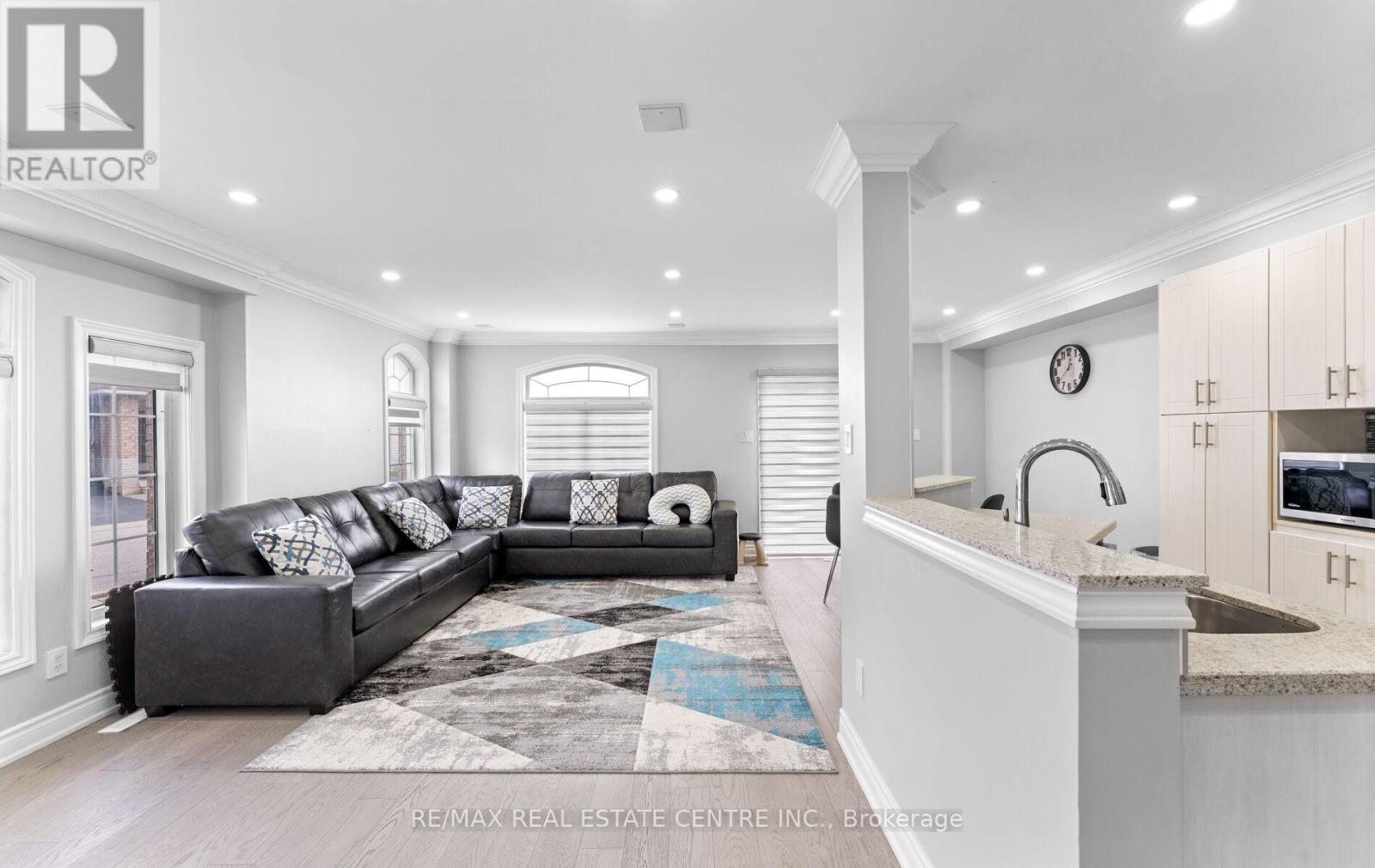 32 - 32 Viewcrest Circle, Toronto (West Humber-Clairville), Ontario  M9W 7G5 - Photo 7 - W12424005