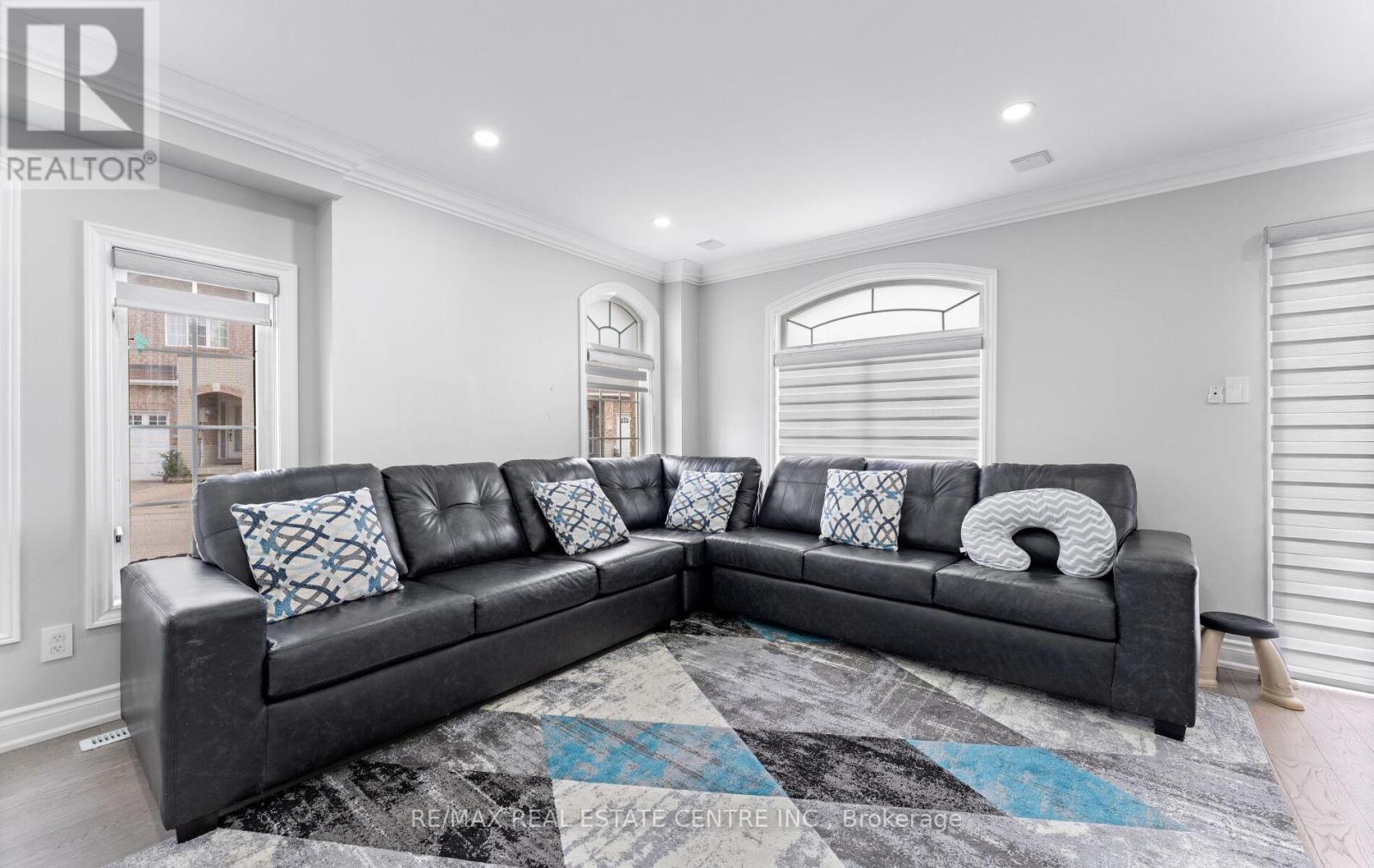 32 - 32 Viewcrest Circle, Toronto (West Humber-Clairville), Ontario  M9W 7G5 - Photo 8 - W12424005