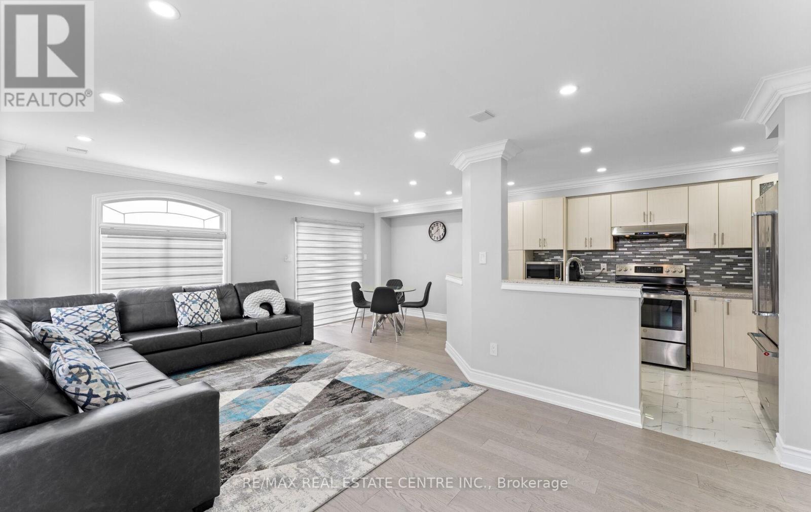 32 - 32 Viewcrest Circle, Toronto (West Humber-Clairville), Ontario  M9W 7G5 - Photo 9 - W12424005