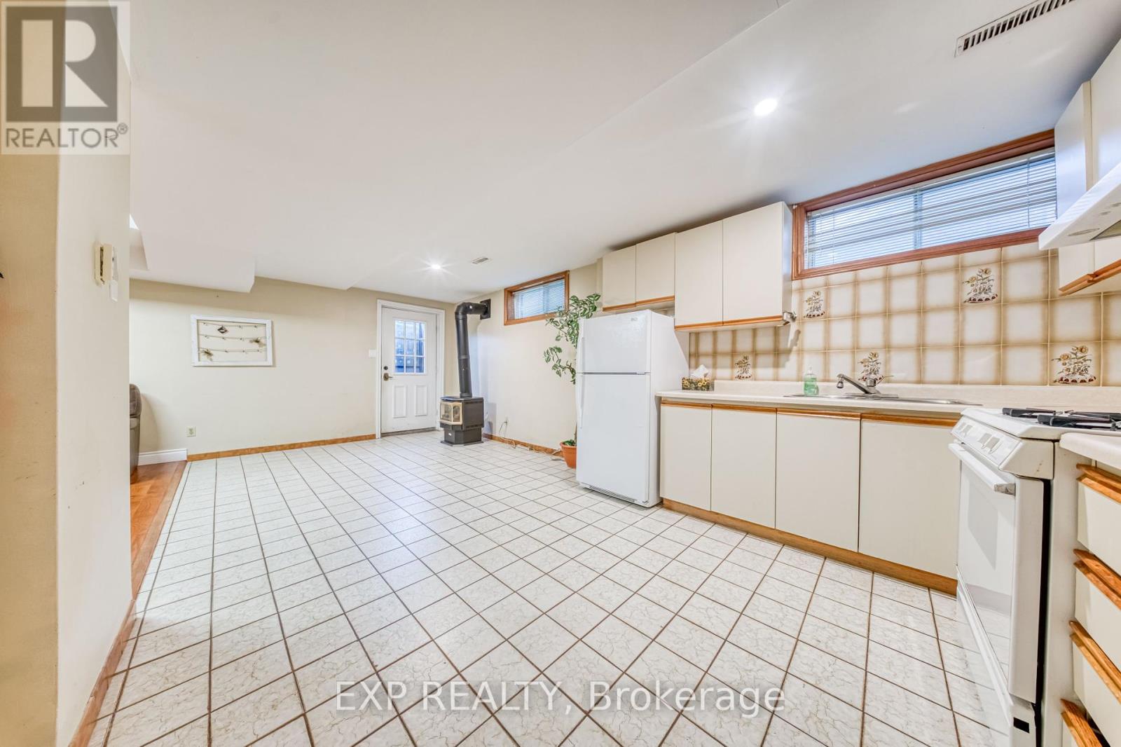 35 Highland Hill, Toronto (Yorkdale-Glen Park), Ontario  M6A 2P7 - Photo 36 - W12424021