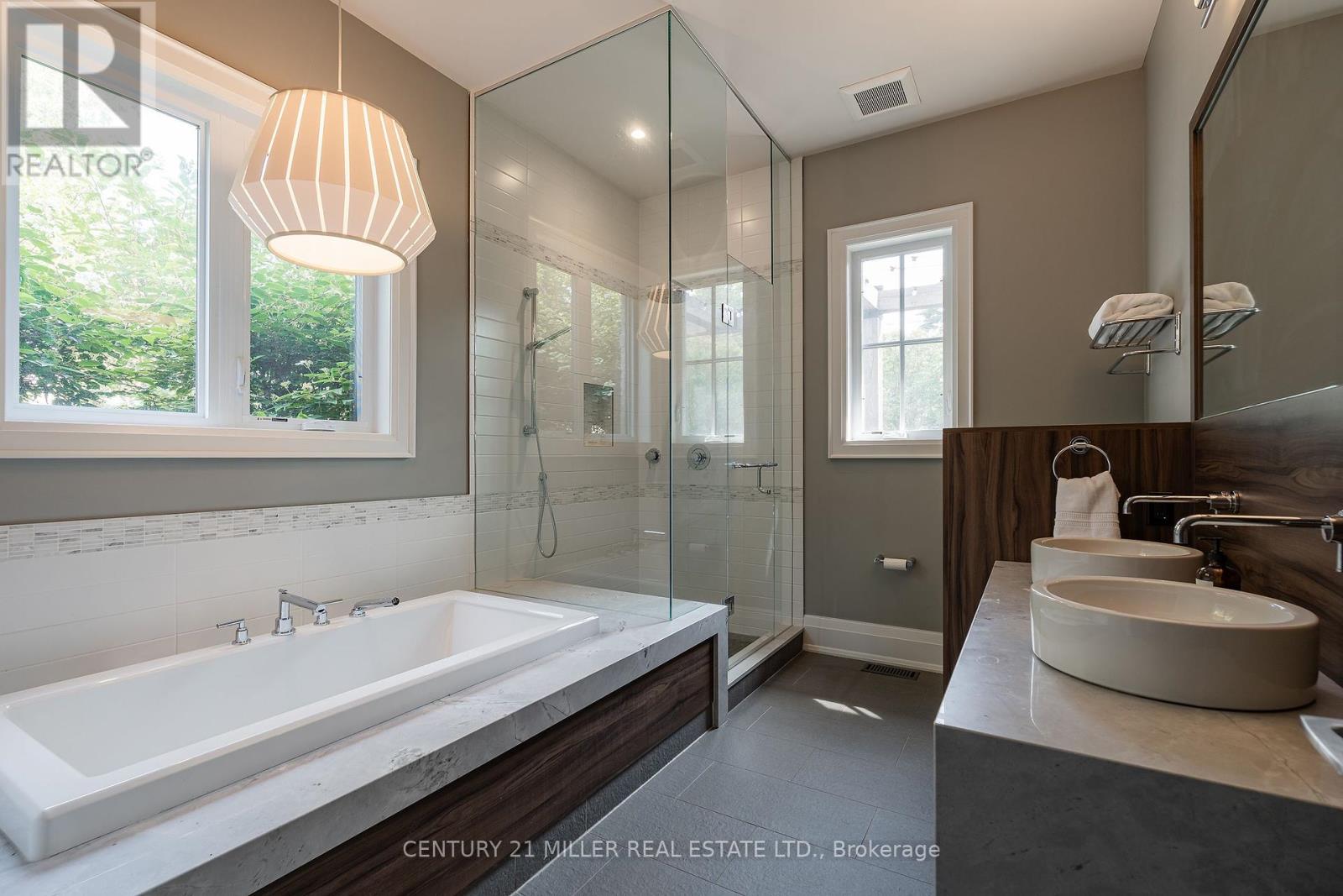 1324 Cambridge Drive, Oakville, Ontario  L6J 1S3 - Photo 14 - W12424024