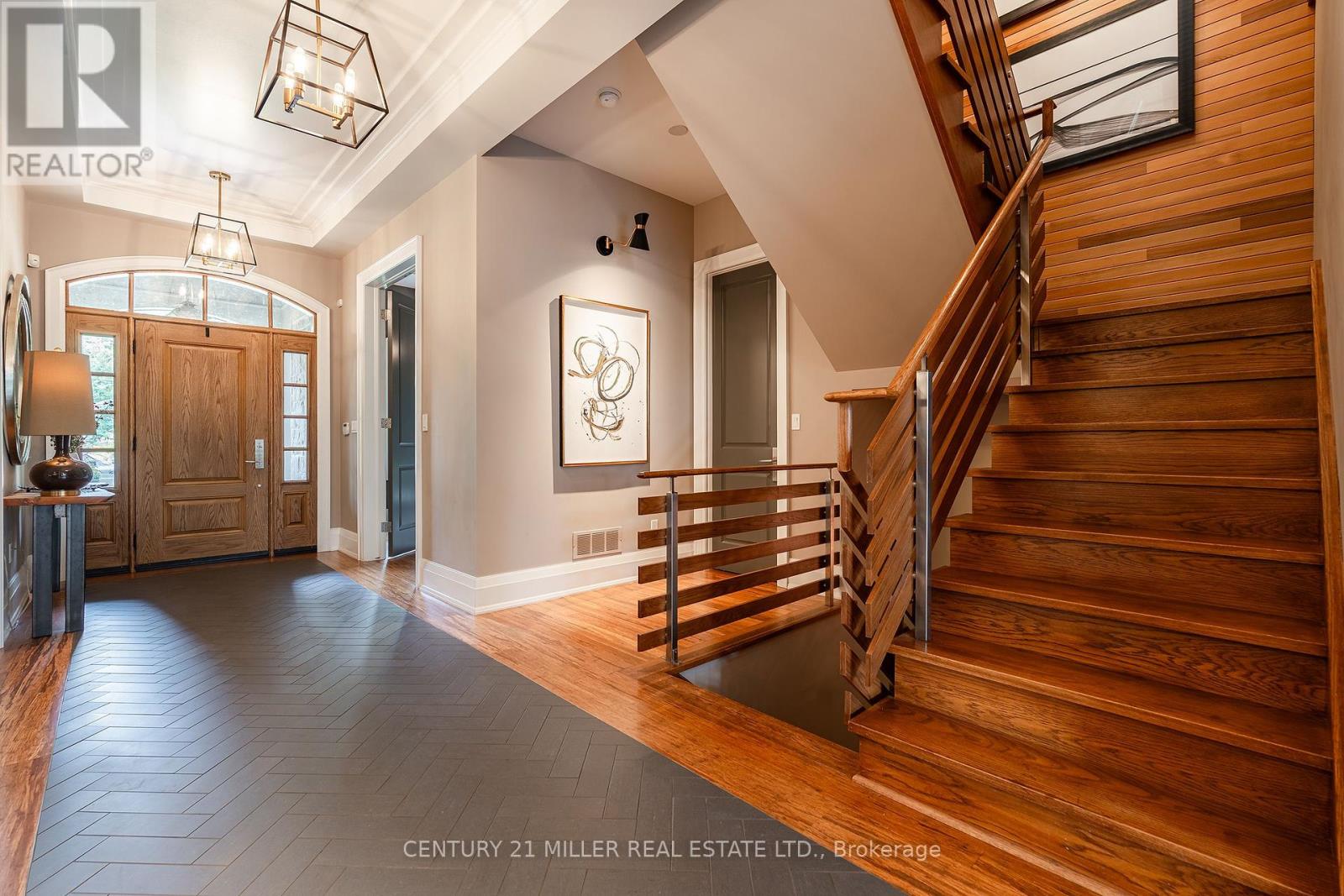 1324 Cambridge Drive, Oakville, Ontario  L6J 1S3 - Photo 4 - W12424024
