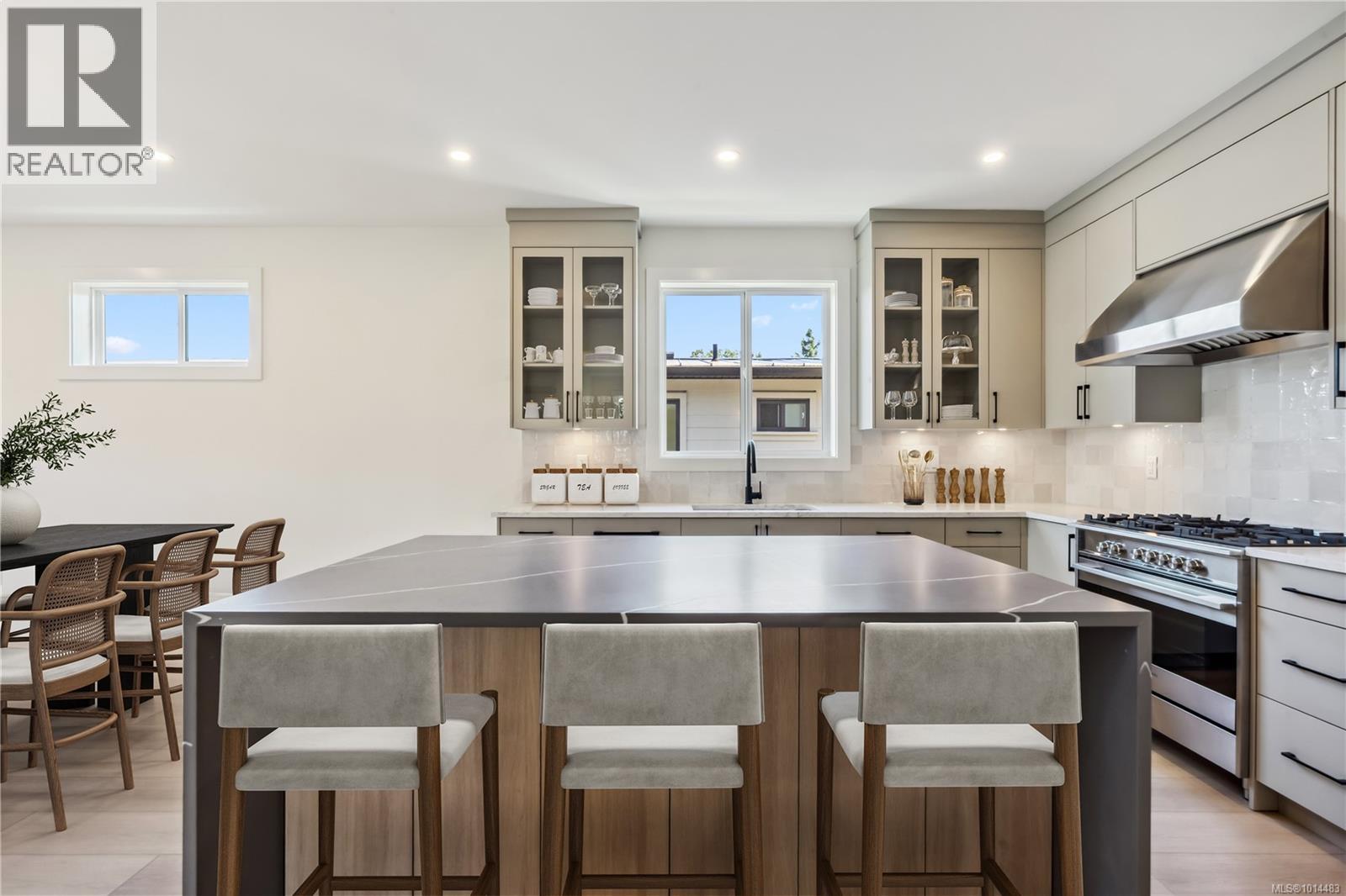 950 Tulip Ave, Saanich, British Columbia