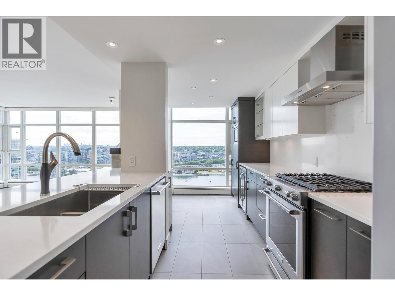 2706 198 Aquarius Mews, Vancouver, British Columbia  V6Z 2Y4 - Photo 1 - R3018169