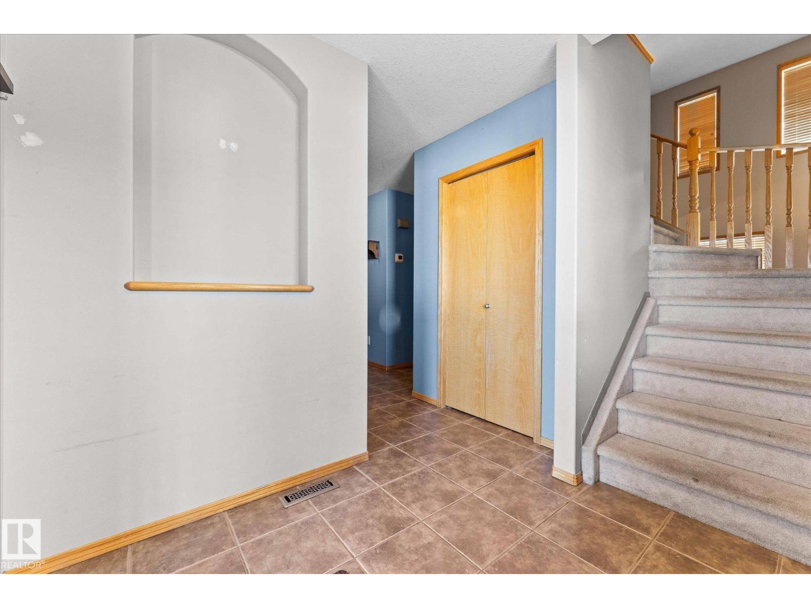 121 Castle Dr Nw, Edmonton, Alberta  T5X 6H1 - Photo 4 - E4459219