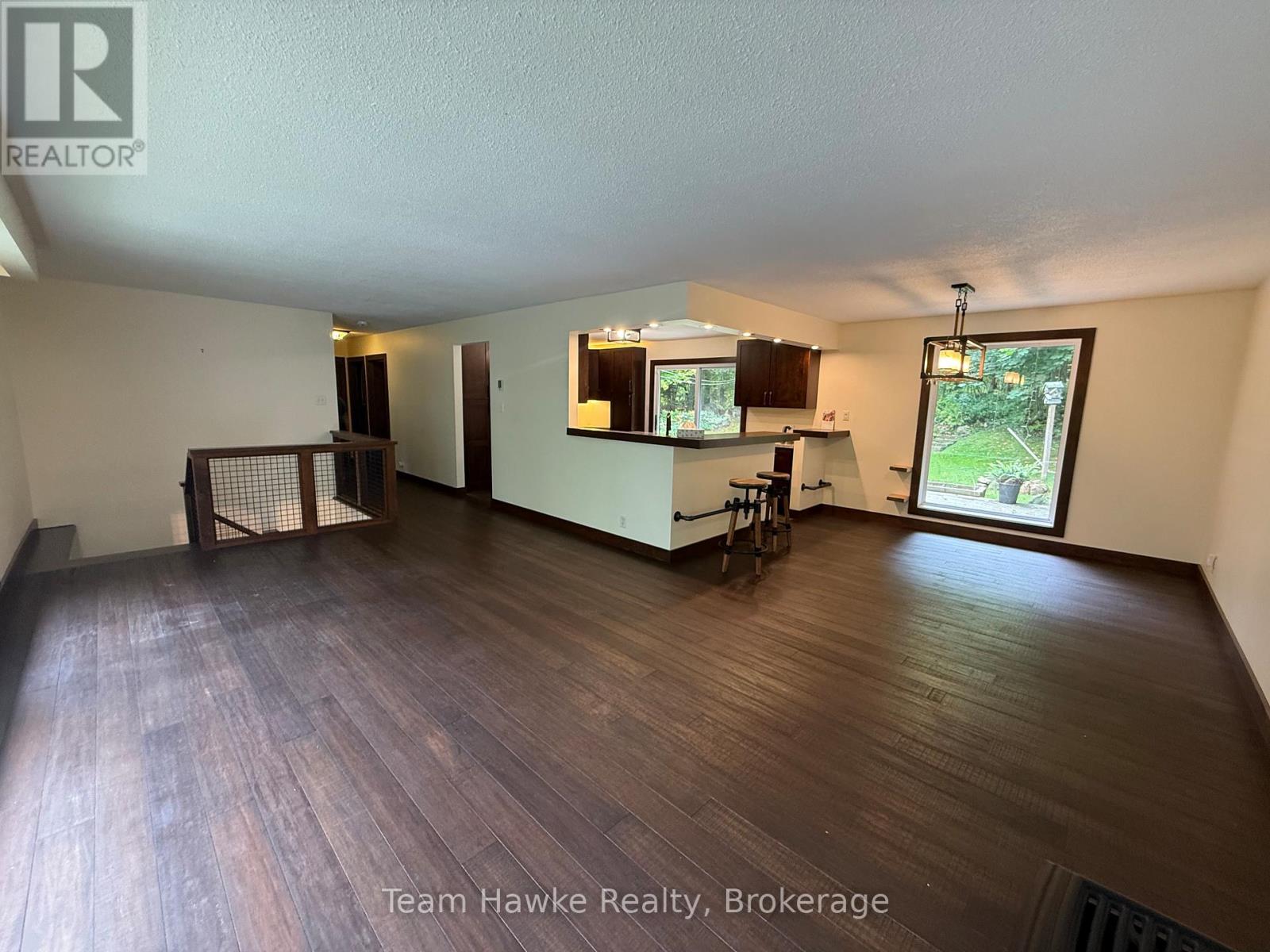 121 Gilwood Park Drive, Penetanguishene, Ontario  L9M 1Z1 - Photo 10 - S12423262