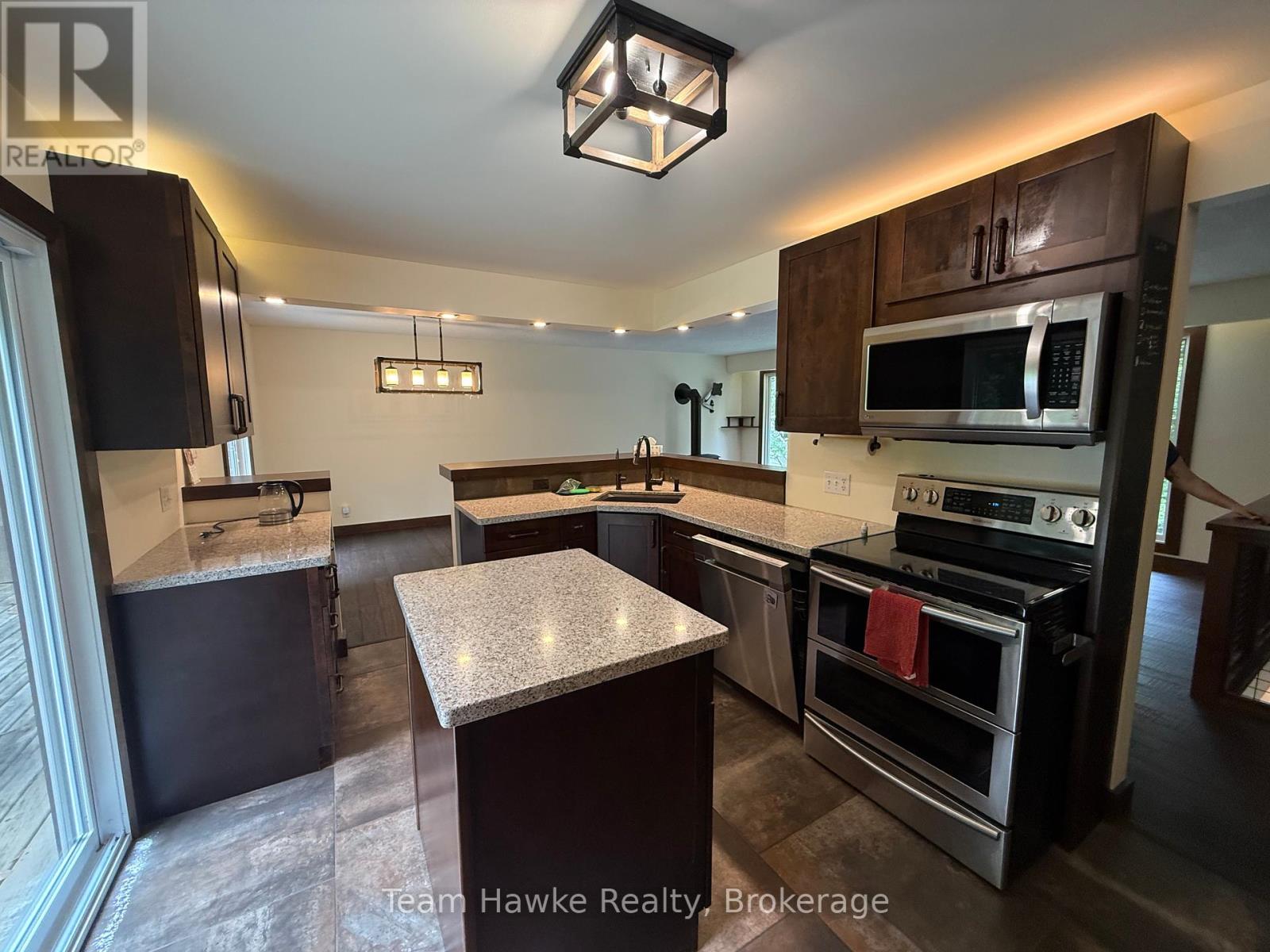 121 Gilwood Park Drive, Penetanguishene, Ontario  L9M 1Z1 - Photo 6 - S12423262
