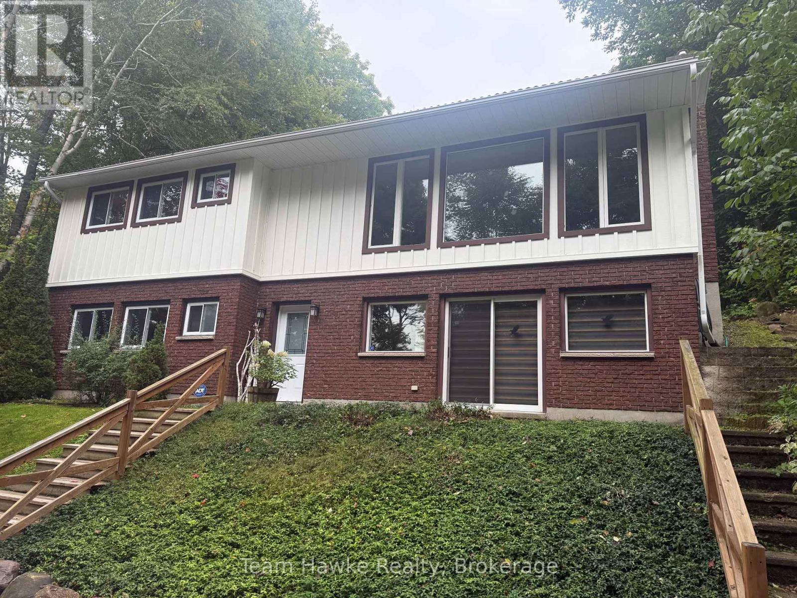121 Gilwood Park Drive, Penetanguishene, Ontario  L9M 1Z1 - Photo 3 - S12423262