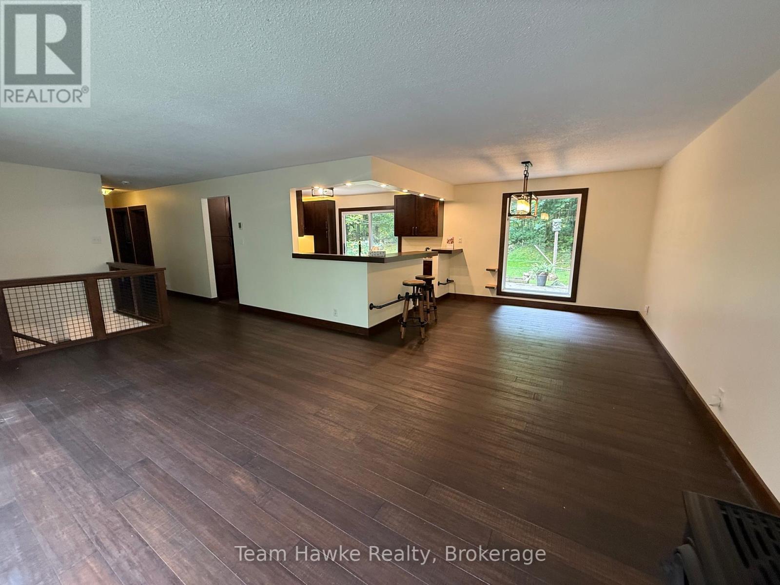 121 Gilwood Park Drive, Penetanguishene, Ontario  L9M 1Z1 - Photo 12 - S12423262