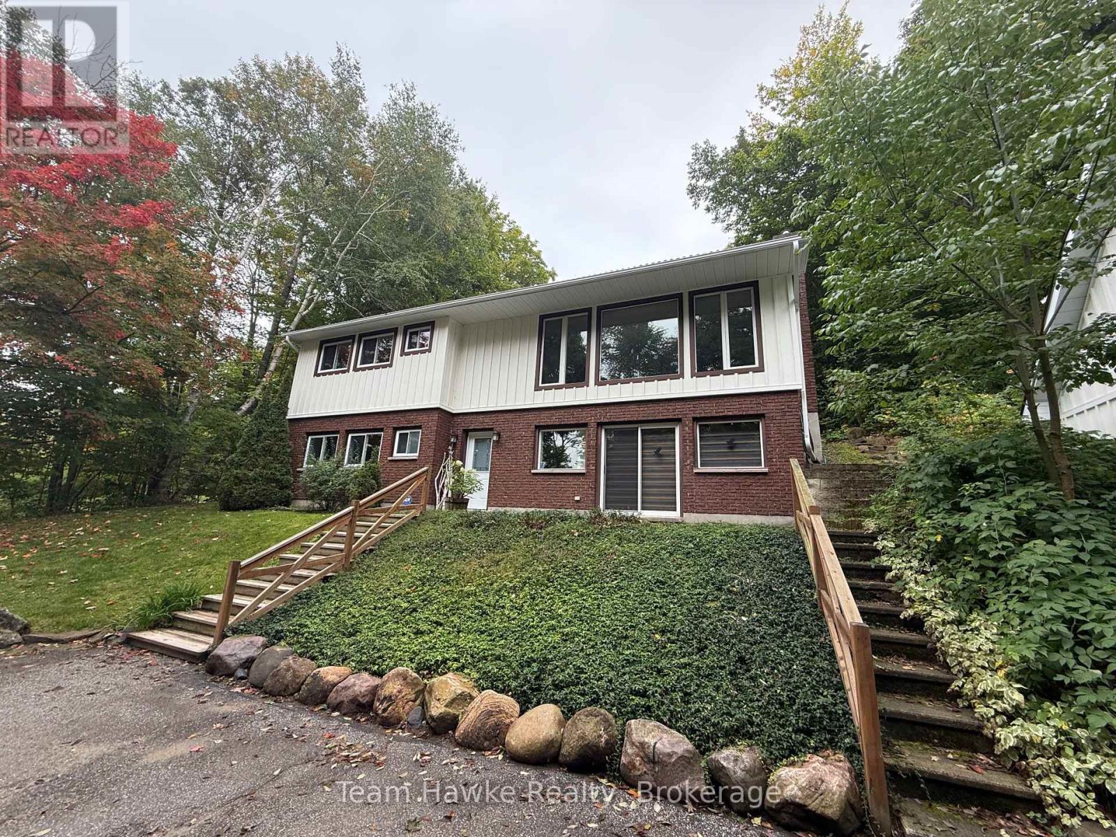 121 Gilwood Park Drive, Penetanguishene, Ontario  L9M 1Z1 - Photo 2 - S12423262