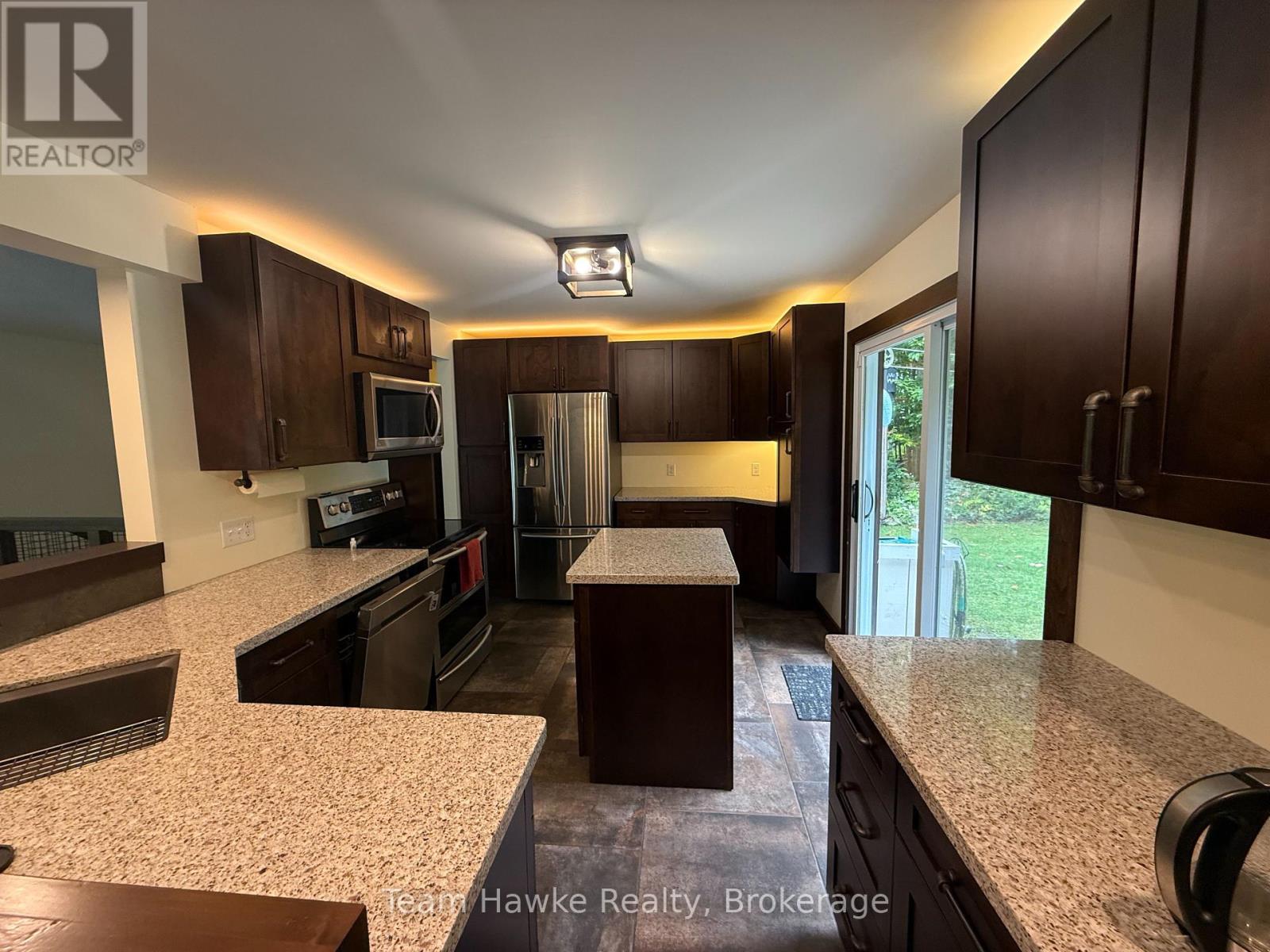 121 Gilwood Park Drive, Penetanguishene, Ontario  L9M 1Z1 - Photo 7 - S12423262
