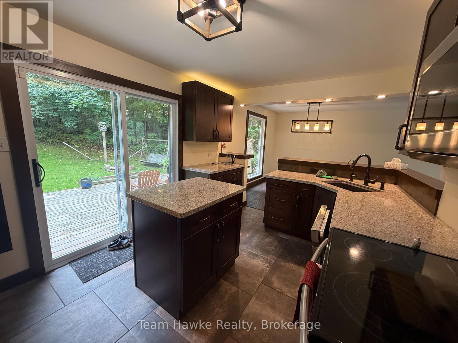 121 Gilwood Park Drive, Penetanguishene, Ontario  L9M 1Z1 - Photo 8 - S12423262