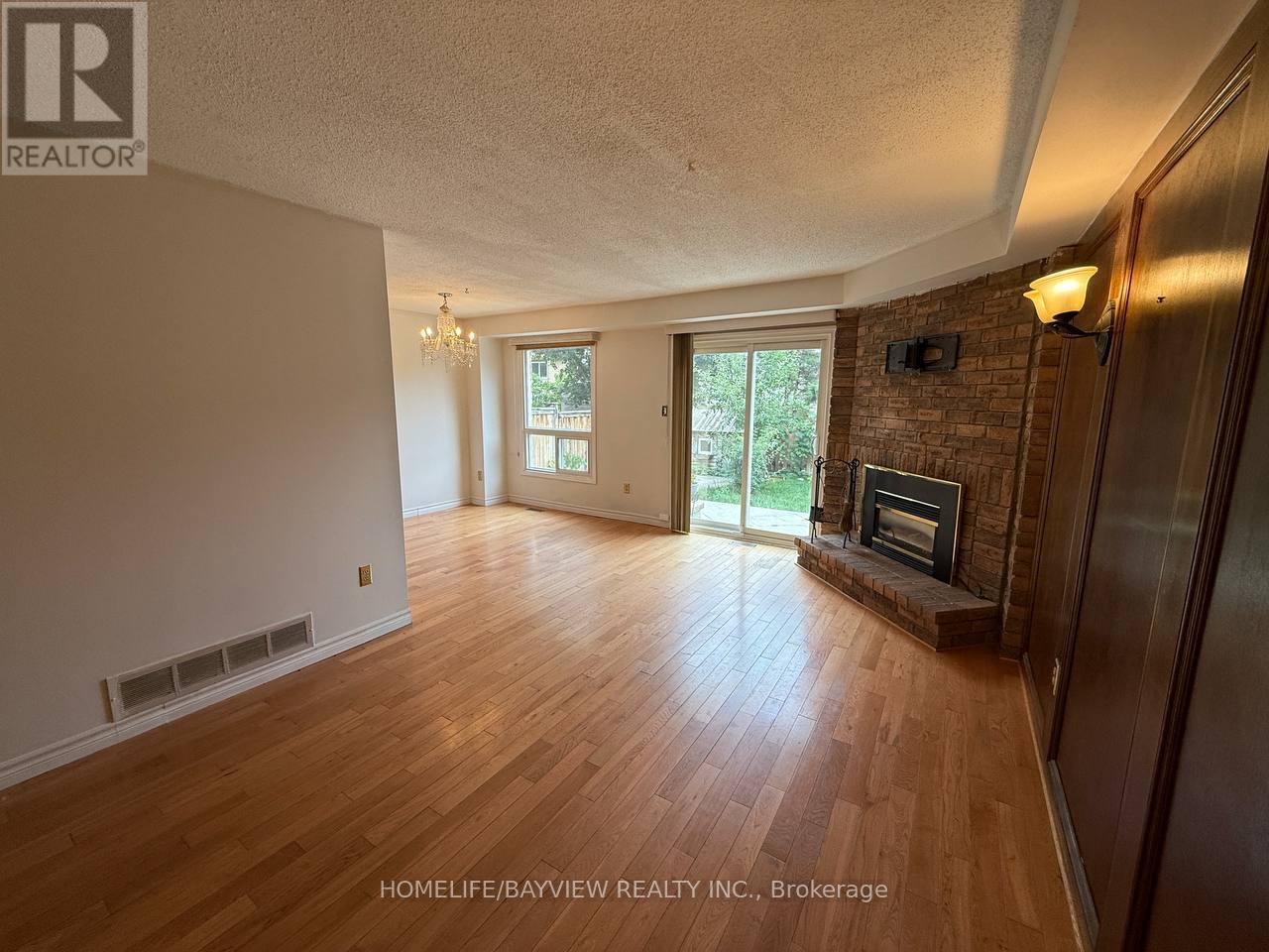 163 Weldrick Road W, Richmond Hill, Ontario  L4C 5R7 - Photo 3 - N12364635