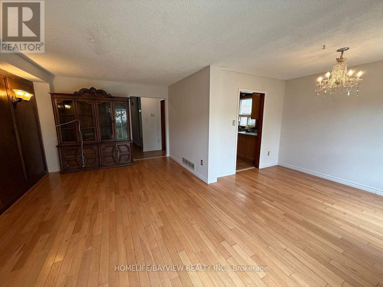 163 Weldrick Road W, Richmond Hill, Ontario  L4C 5R7 - Photo 5 - N12364635