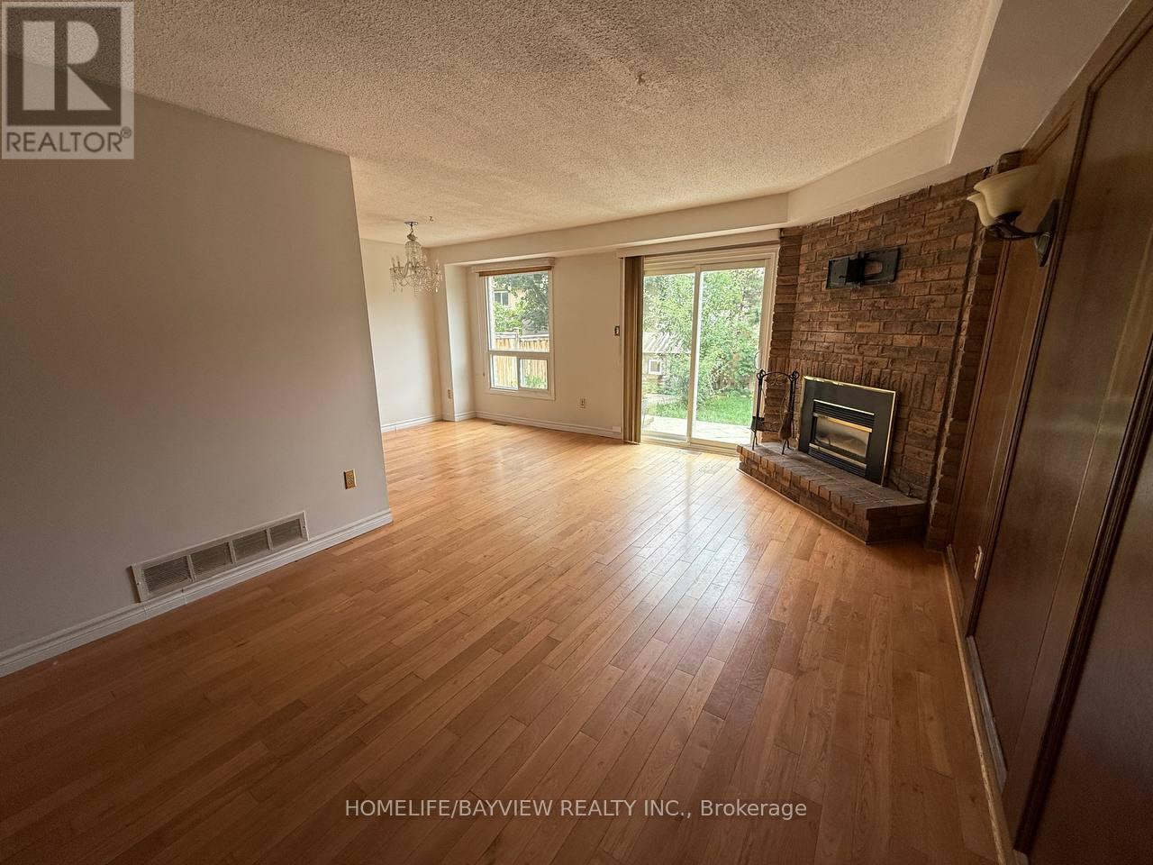 163 Weldrick Road W, Richmond Hill, Ontario  L4C 5R7 - Photo 4 - N12364635