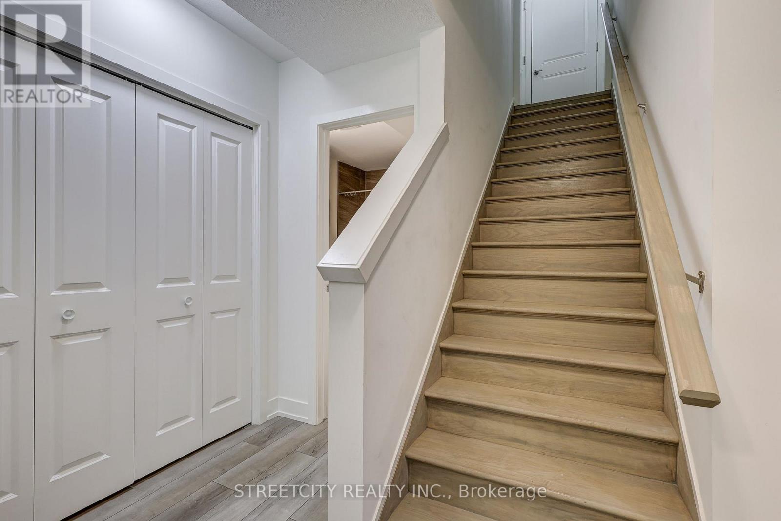1536 Twilite Boulevard, London North, Ontario  N6G 3P2 - Photo 4 - X12424176