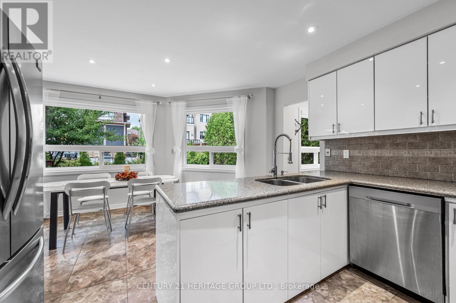 16 Wainwright Avenue, Richmond Hill, Ontario  L4C 5R5 - Photo 10 - N12424089