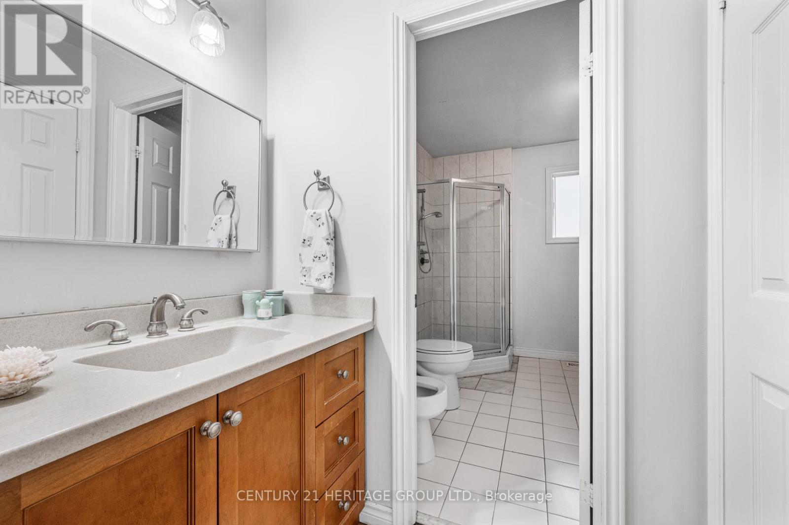 16 Wainwright Avenue, Richmond Hill, Ontario  L4C 5R5 - Photo 19 - N12424089