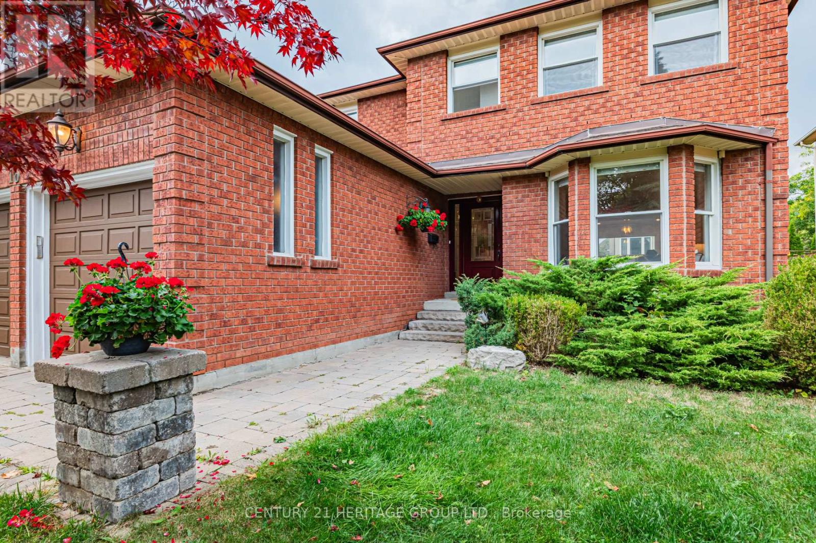 16 Wainwright Avenue, Richmond Hill, Ontario  L4C 5R5 - Photo 3 - N12424089