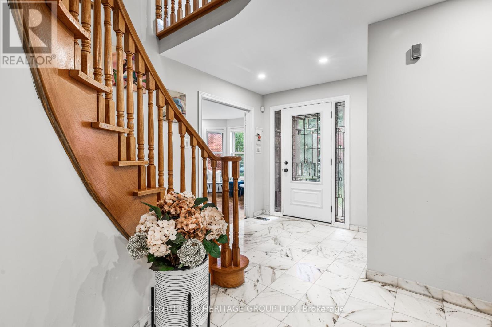 16 Wainwright Avenue, Richmond Hill, Ontario  L4C 5R5 - Photo 4 - N12424089