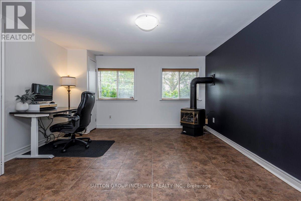 222 Huronia Road, Barrie (Painswick North), Ontario  L4N 8A7 - Photo 16 - S12424136