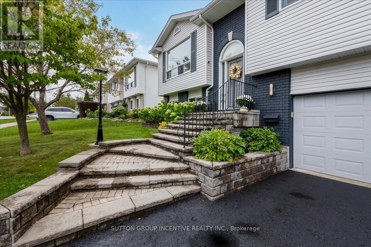 222 Huronia Road, Barrie (Painswick North), Ontario  L4N 8A7 - Photo 2 - S12424136