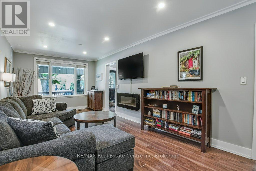207 WATERLOO AVENUE, Guelph, Ontario