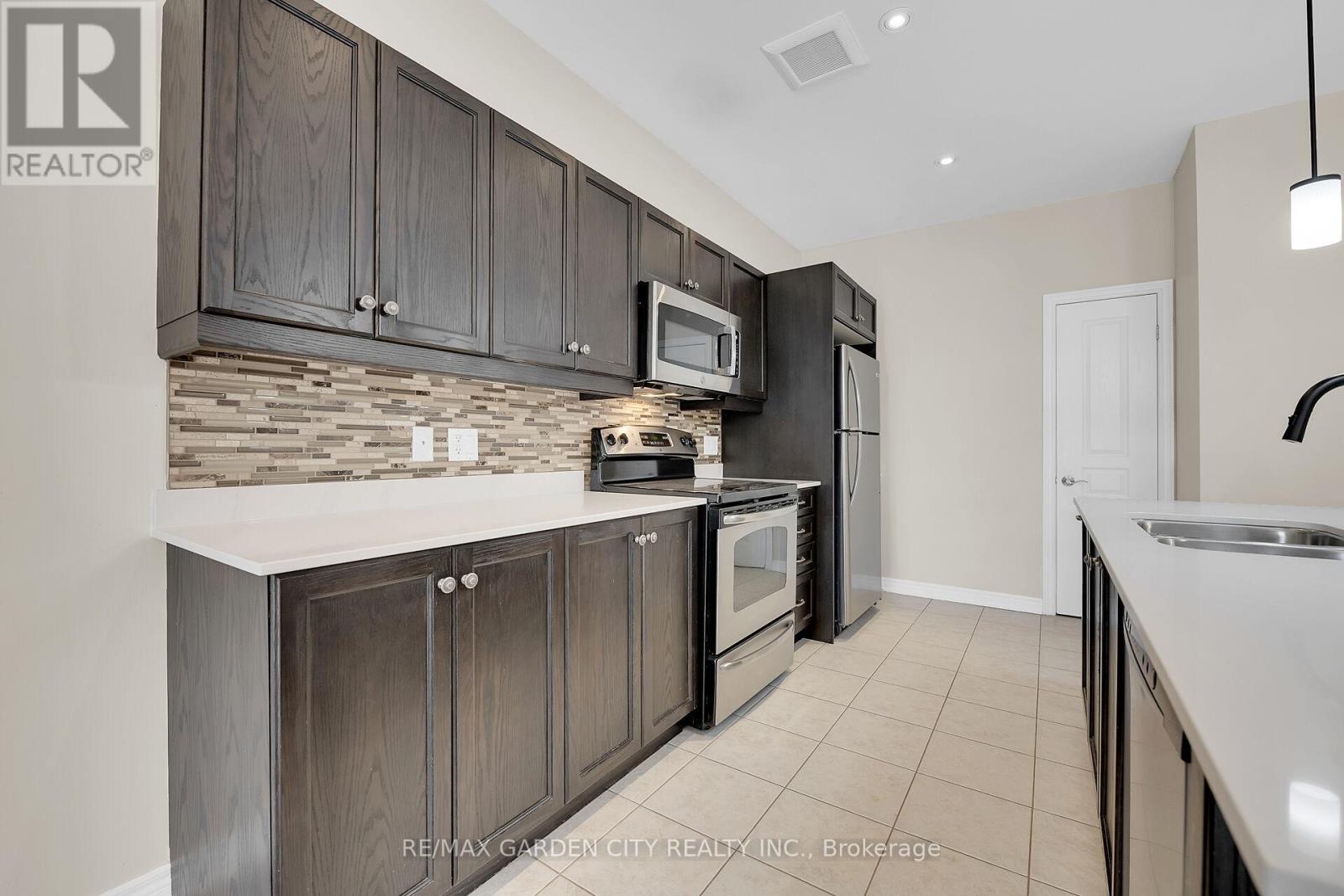 24 Manorwood Drive, West Lincoln, Ontario  L0R 2A0 - Photo 8 - X12424079