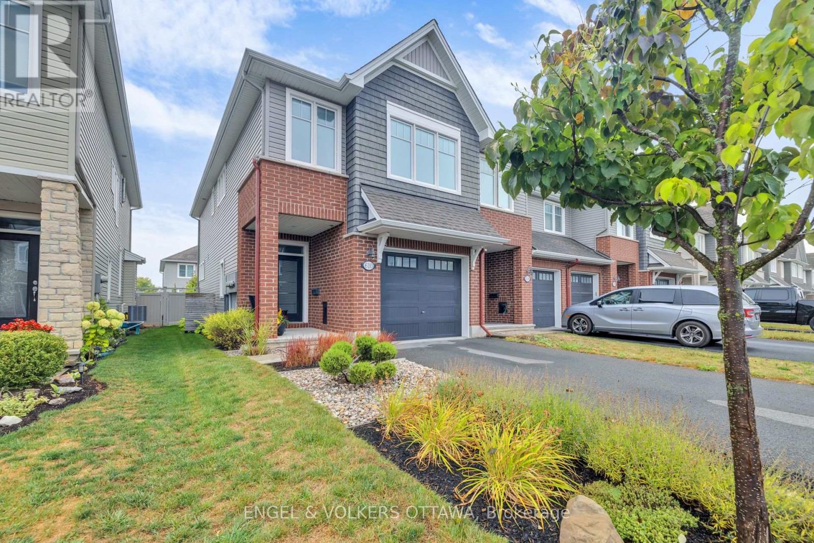 610 Egret Way, Ottawa, Ontario  K2J 6K9 - Photo 2 - X12424341