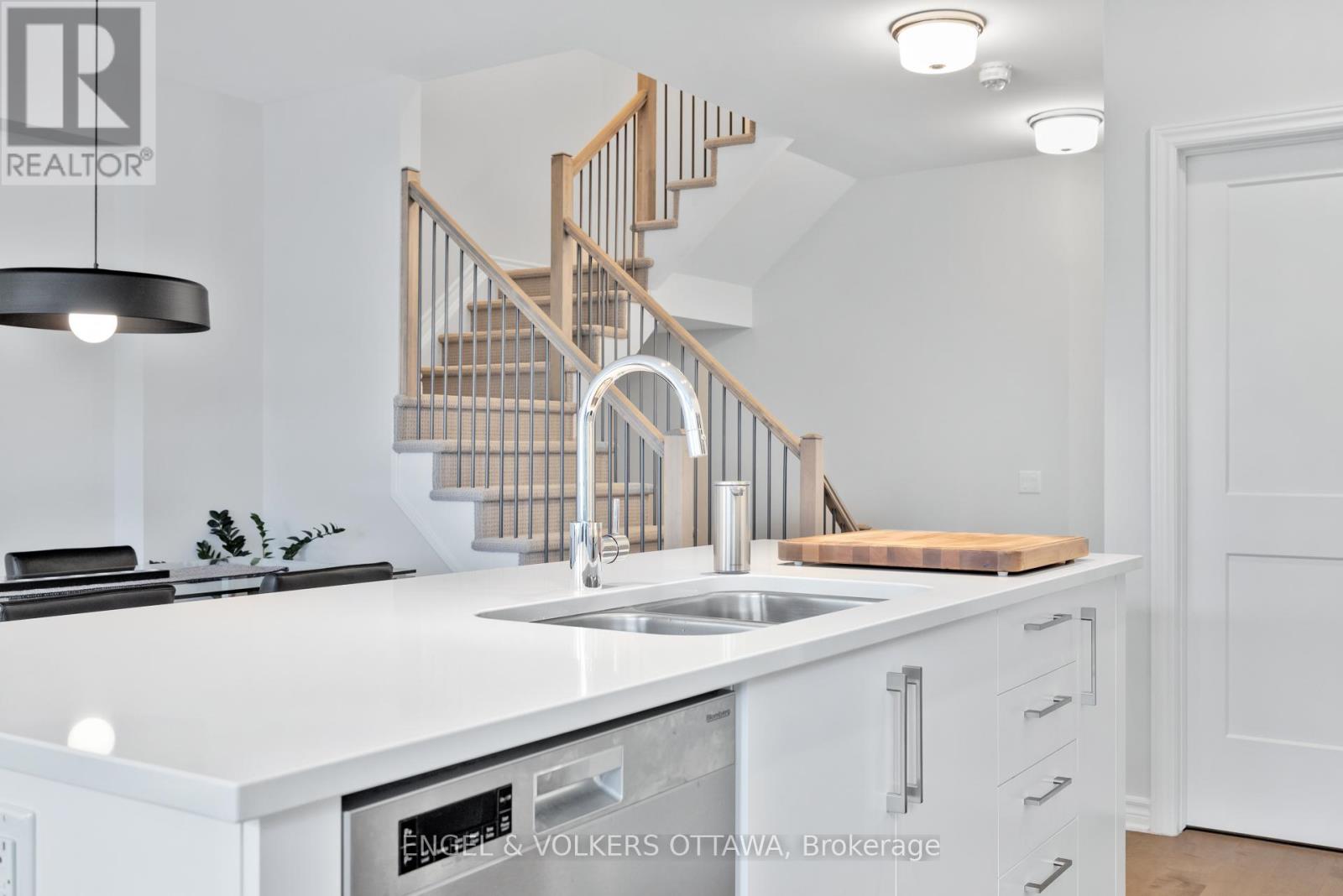 610 Egret Way, Ottawa, Ontario  K2J 6K9 - Photo 8 - X12424341