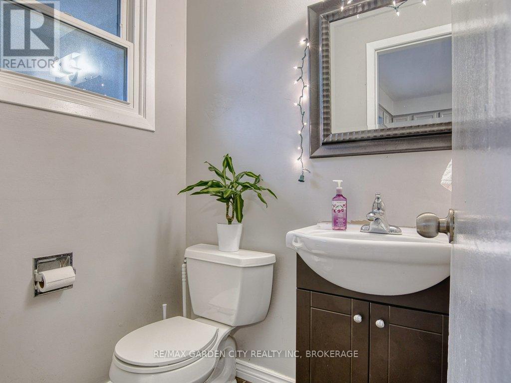 18 Prince Paul Crescent, St. Catharines, Ontario  L2N 3A9 - Photo 12 - X12424342