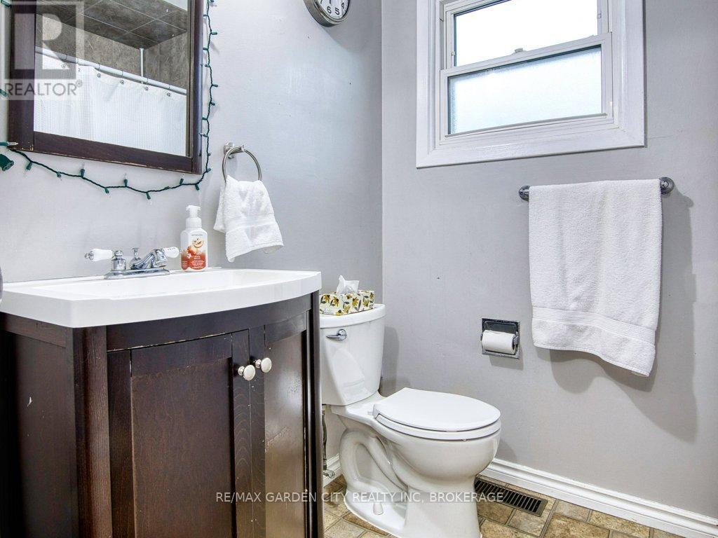 18 Prince Paul Crescent, St. Catharines, Ontario  L2N 3A9 - Photo 17 - X12424342