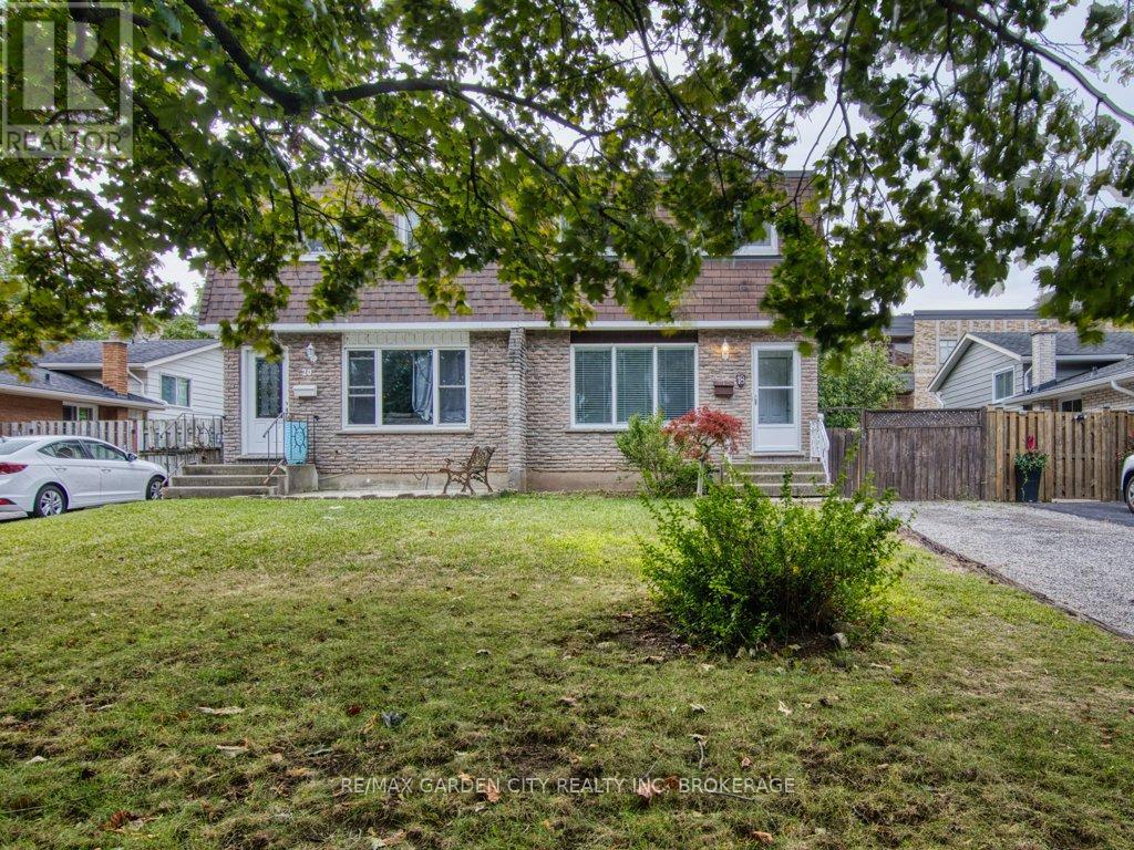 18 Prince Paul Crescent, St. Catharines, Ontario  L2N 3A9 - Photo 2 - X12424342