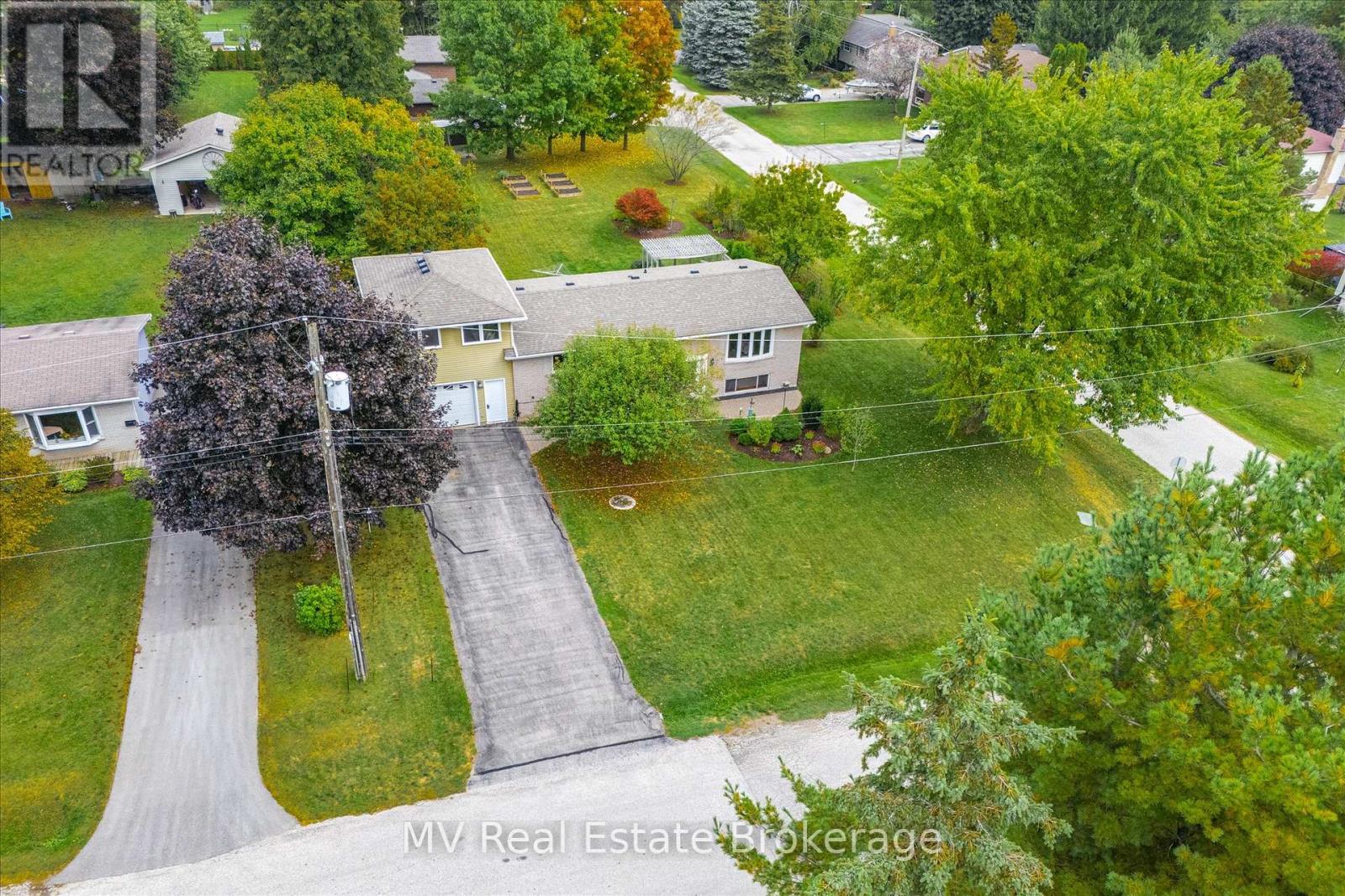 120 Canrobert Street, Centre Wellington (Fergus), Ontario  N1M 3C1 - Photo 3 - X12424292