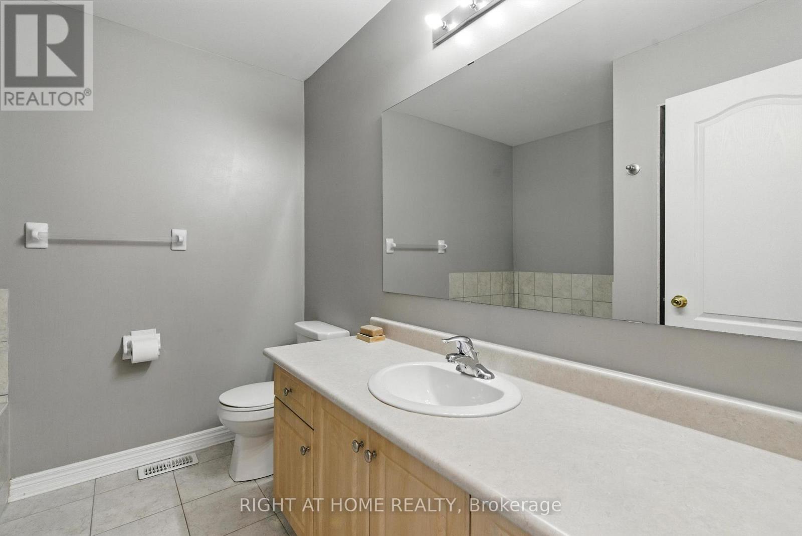 215 Canada Drive, Vaughan, Ontario  L4H 0K2 - Photo 19 - N12424159